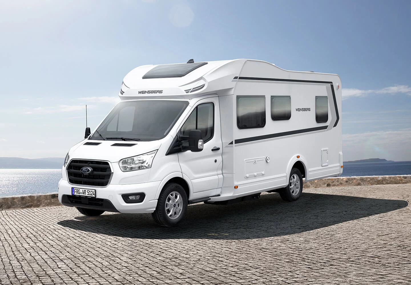 Ein weißes Wohnmobil von Weinsberg, Modelljahr 2024. Es hat ein schnittiges Design mit grauen Akzenten.