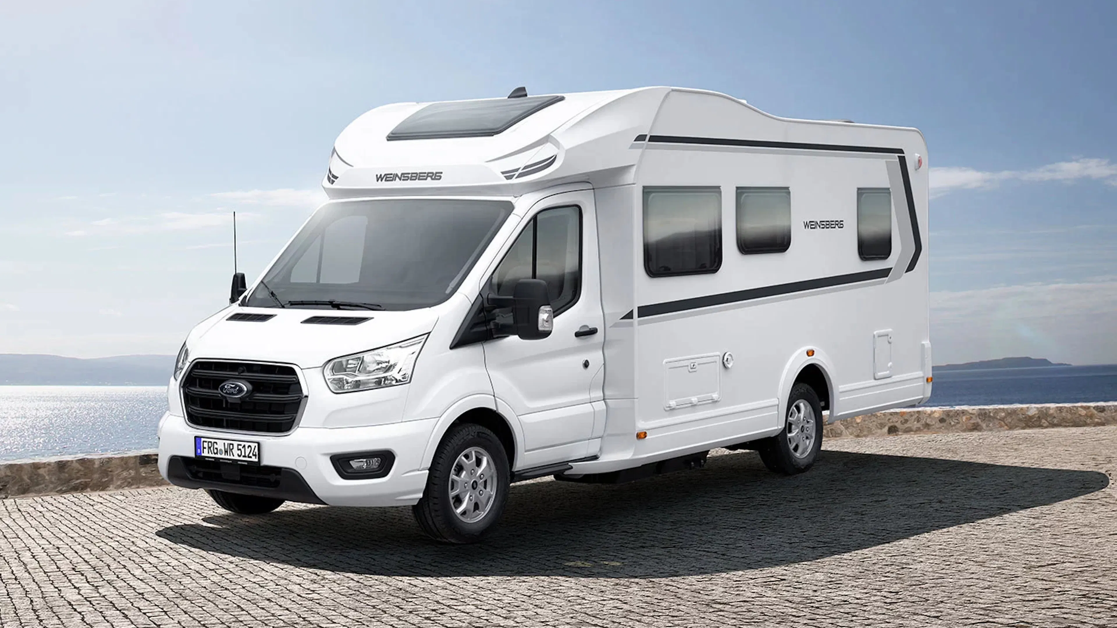 Ein weißes Wohnmobil von Weinsberg, Modelljahr 2024. Es hat ein schnittiges Design mit grauen Akzenten.
