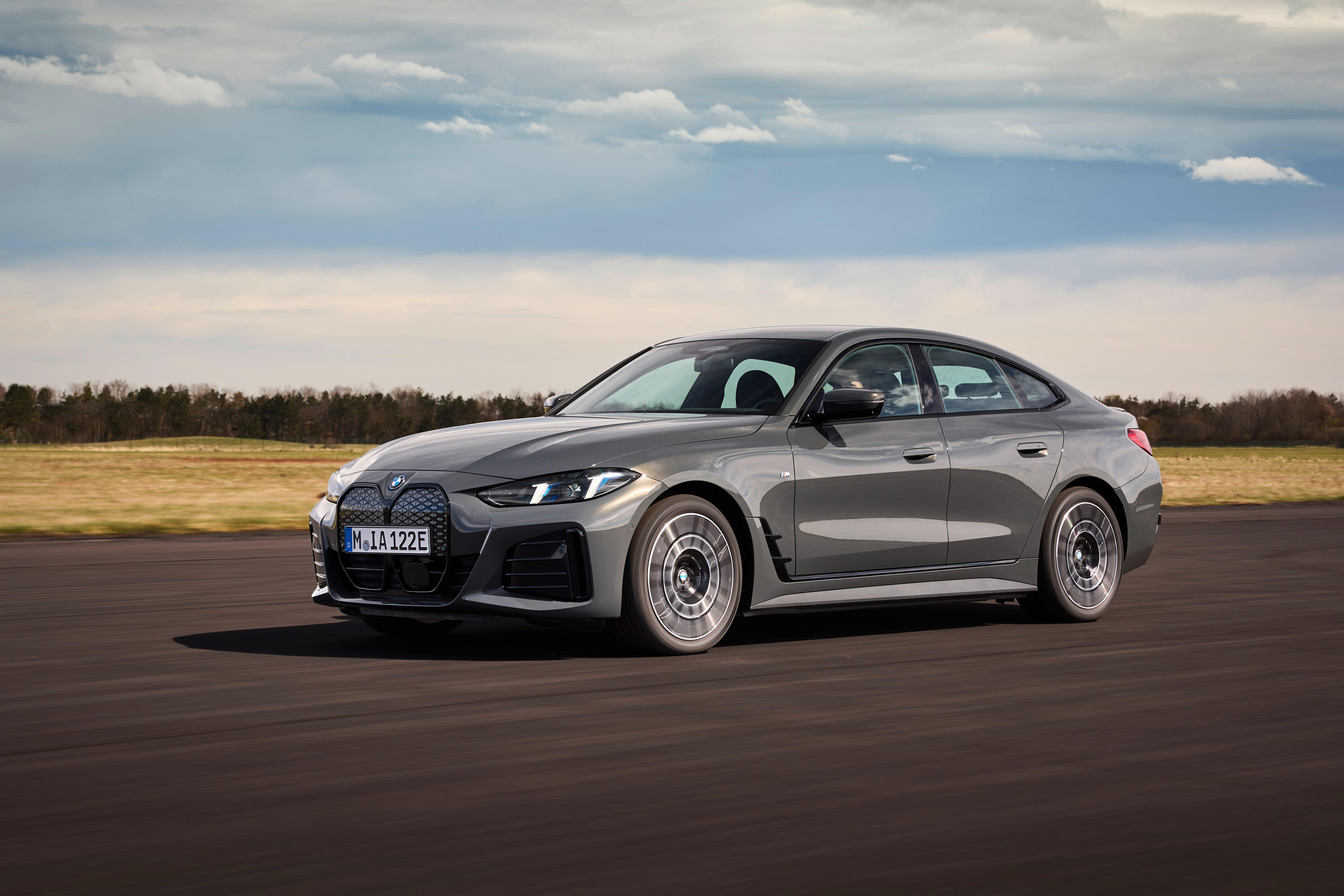 Ein BMW i4 fährt auf einer Landstraße