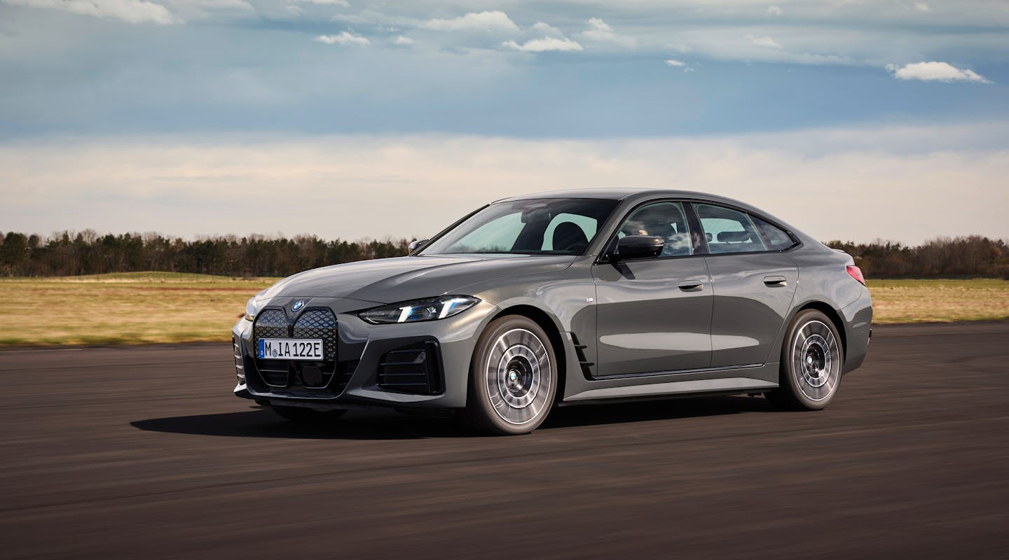 Ein BMW i4 fährt auf einer Landstraße