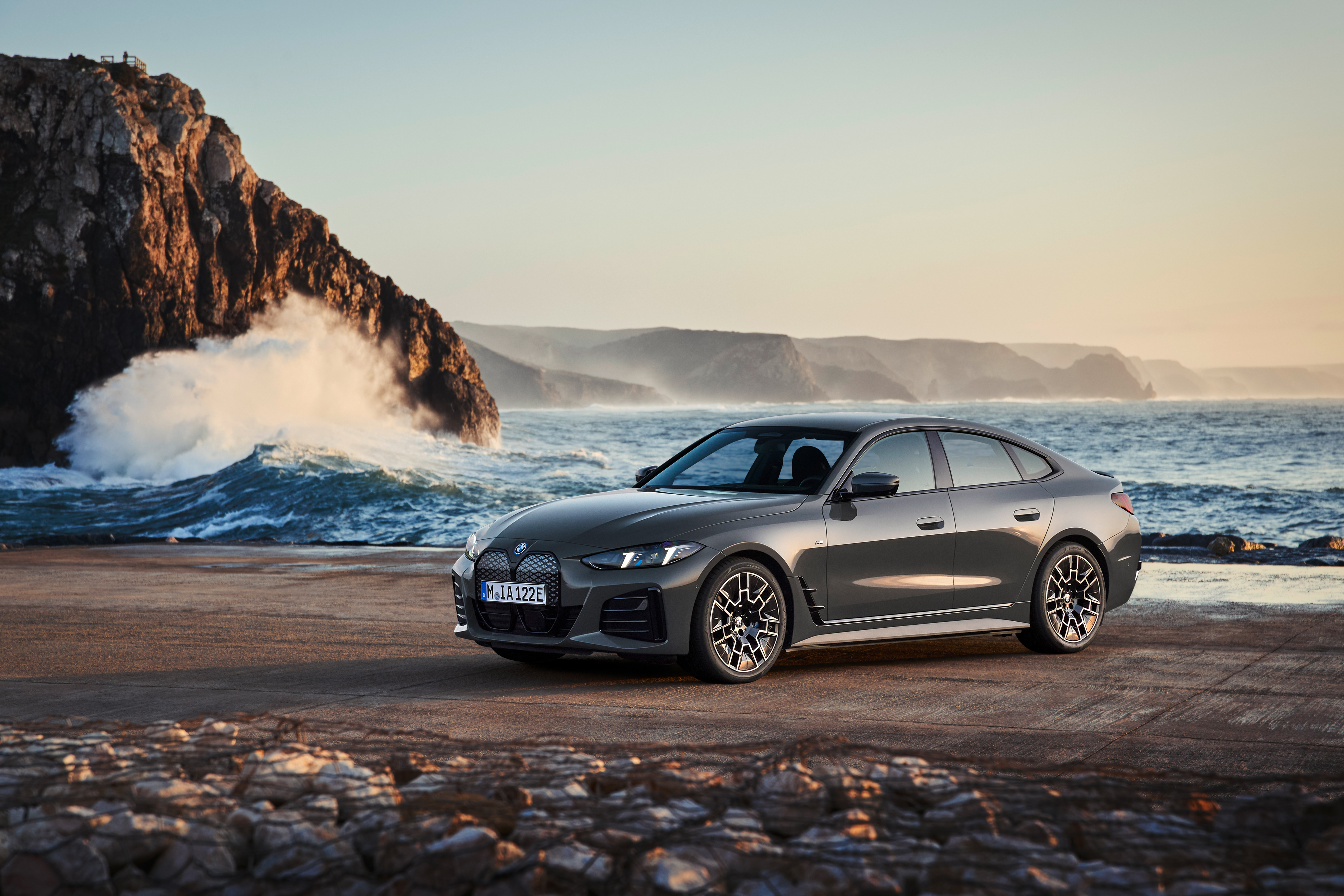 Ein BMW i4 parkt an der Küste