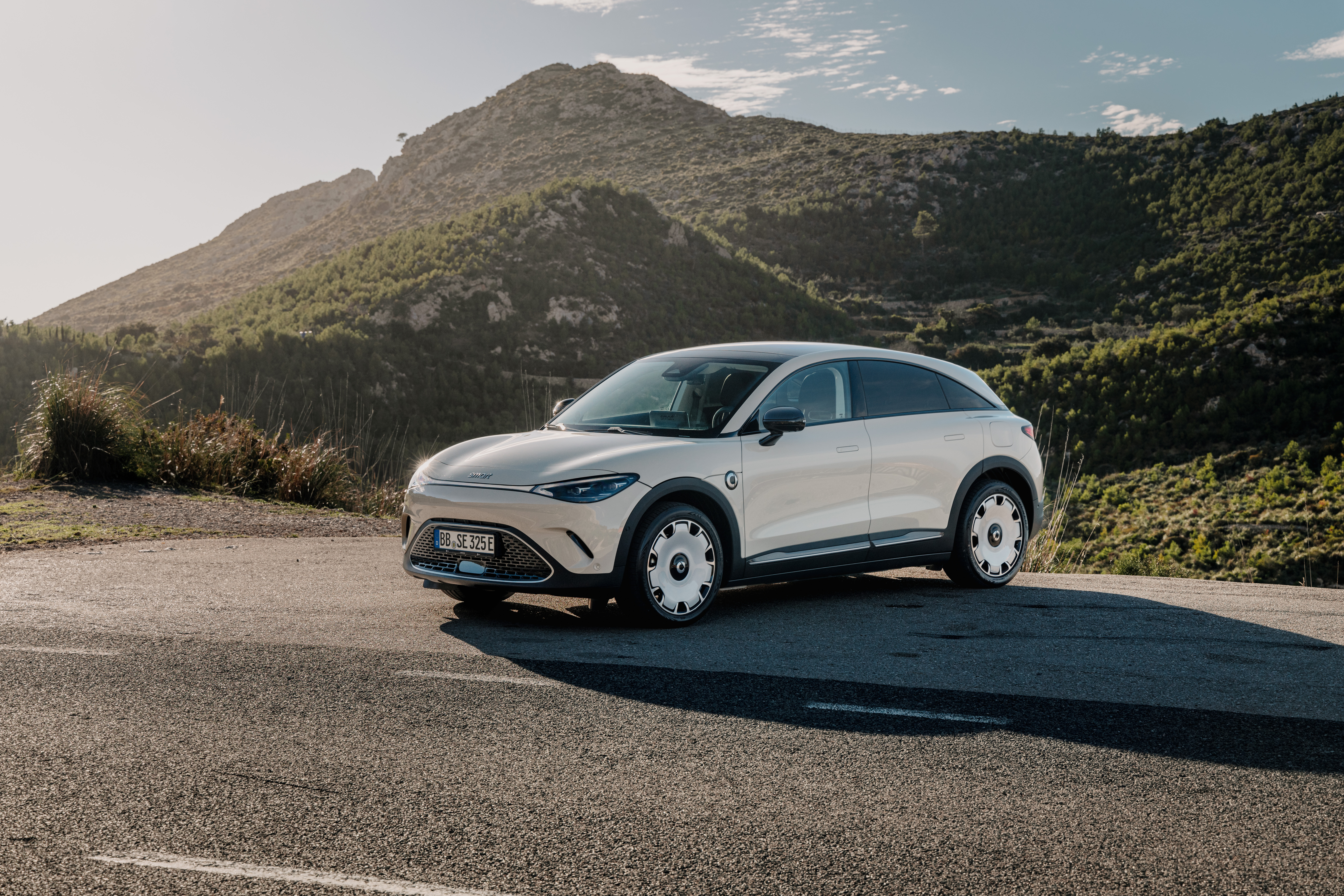 Ein Smart #3 parkt an einer Landstraße