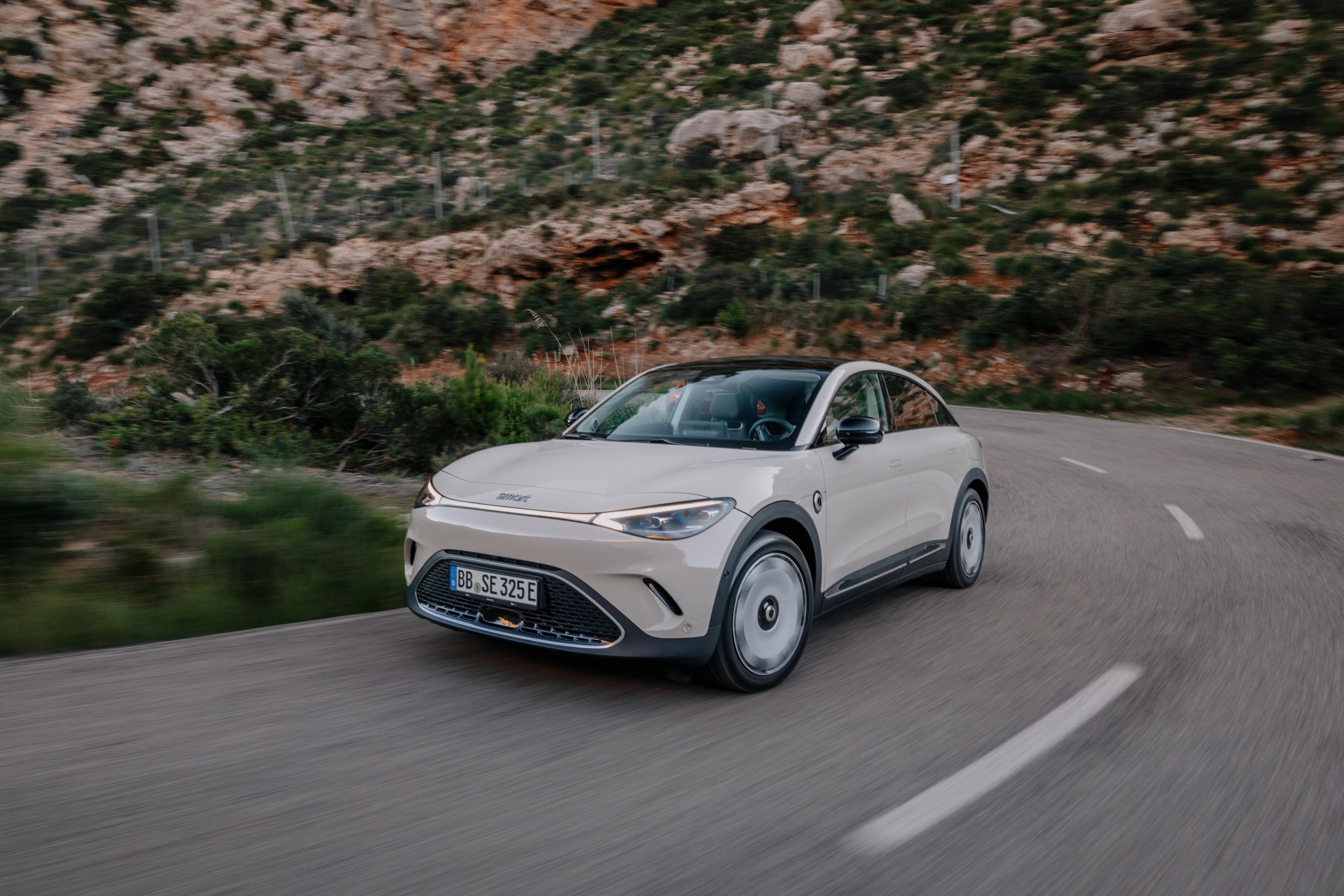 Ein Smart #3 fährt auf einer Landstraße