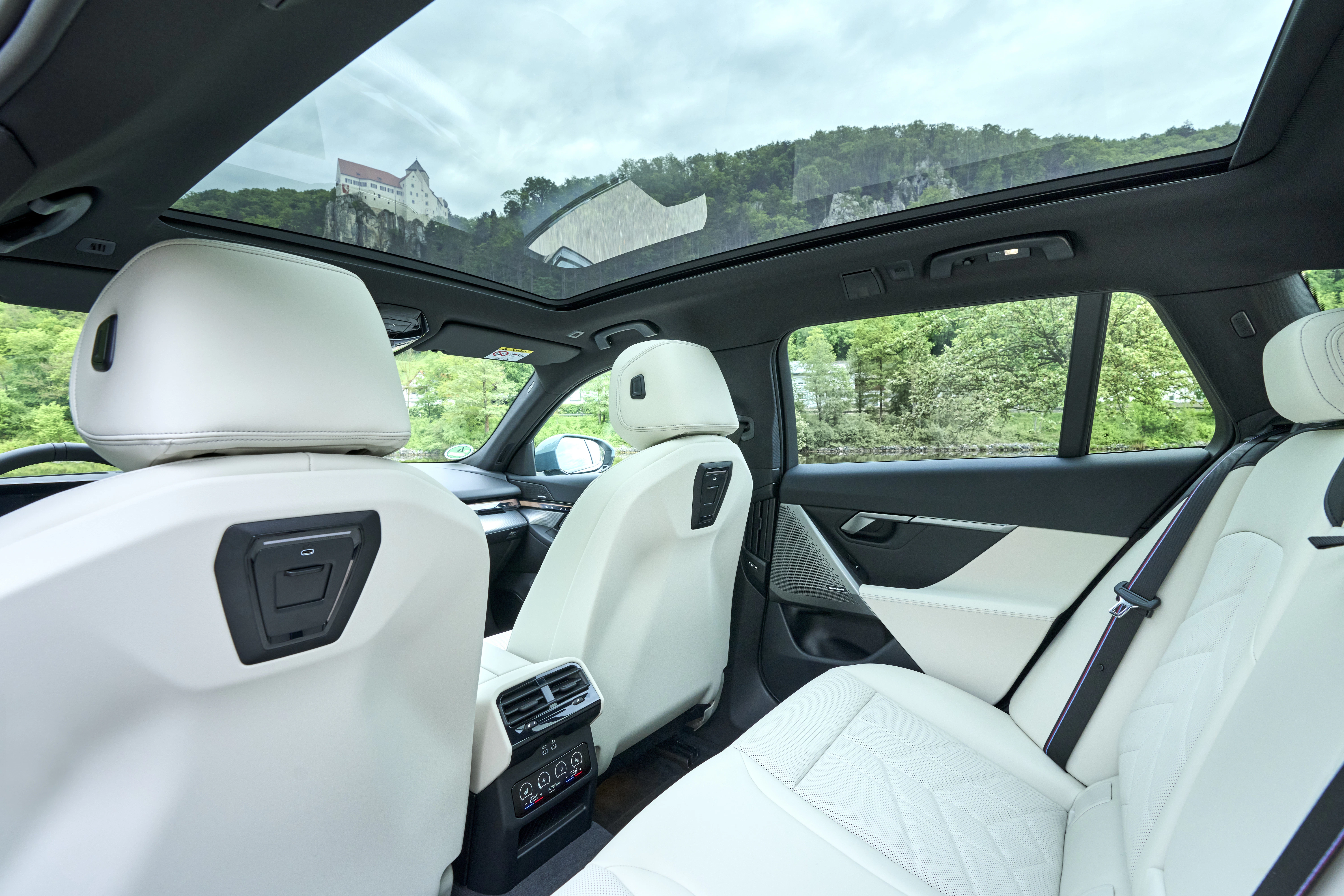 BMW i5 Touring Panoramadach Detail