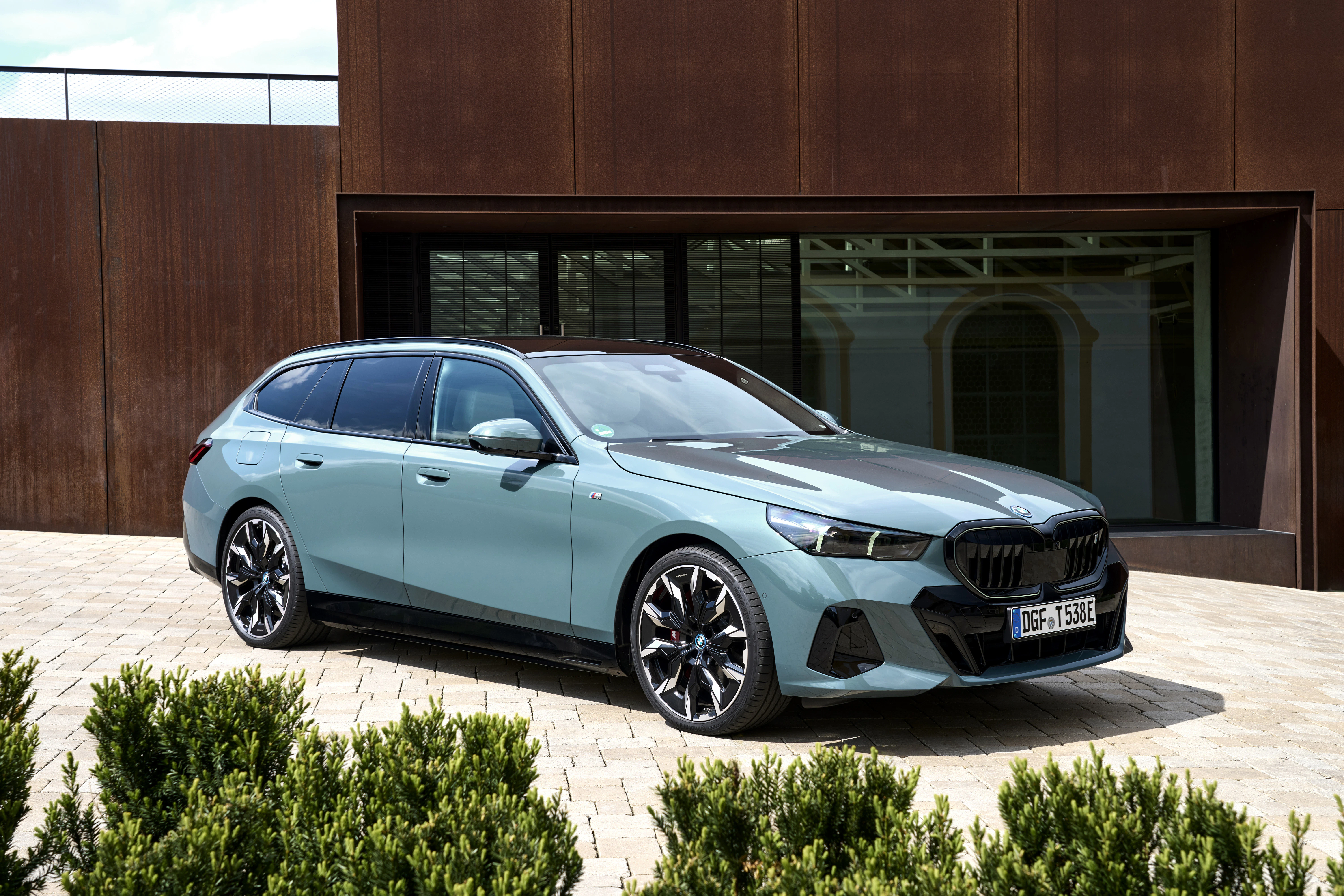BMW i5 Touring Front statisch