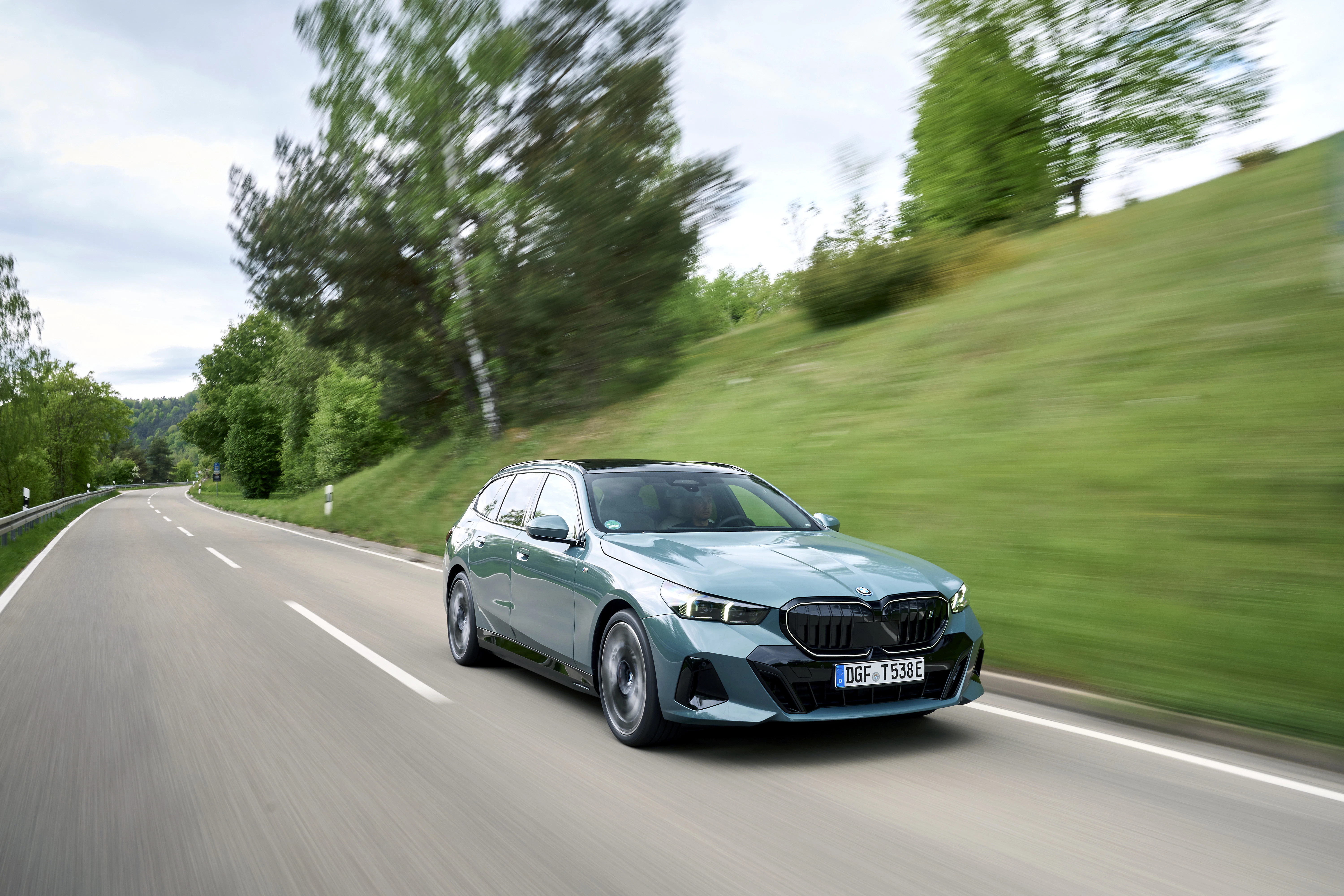 BMW i5 Touring Front dynamisch