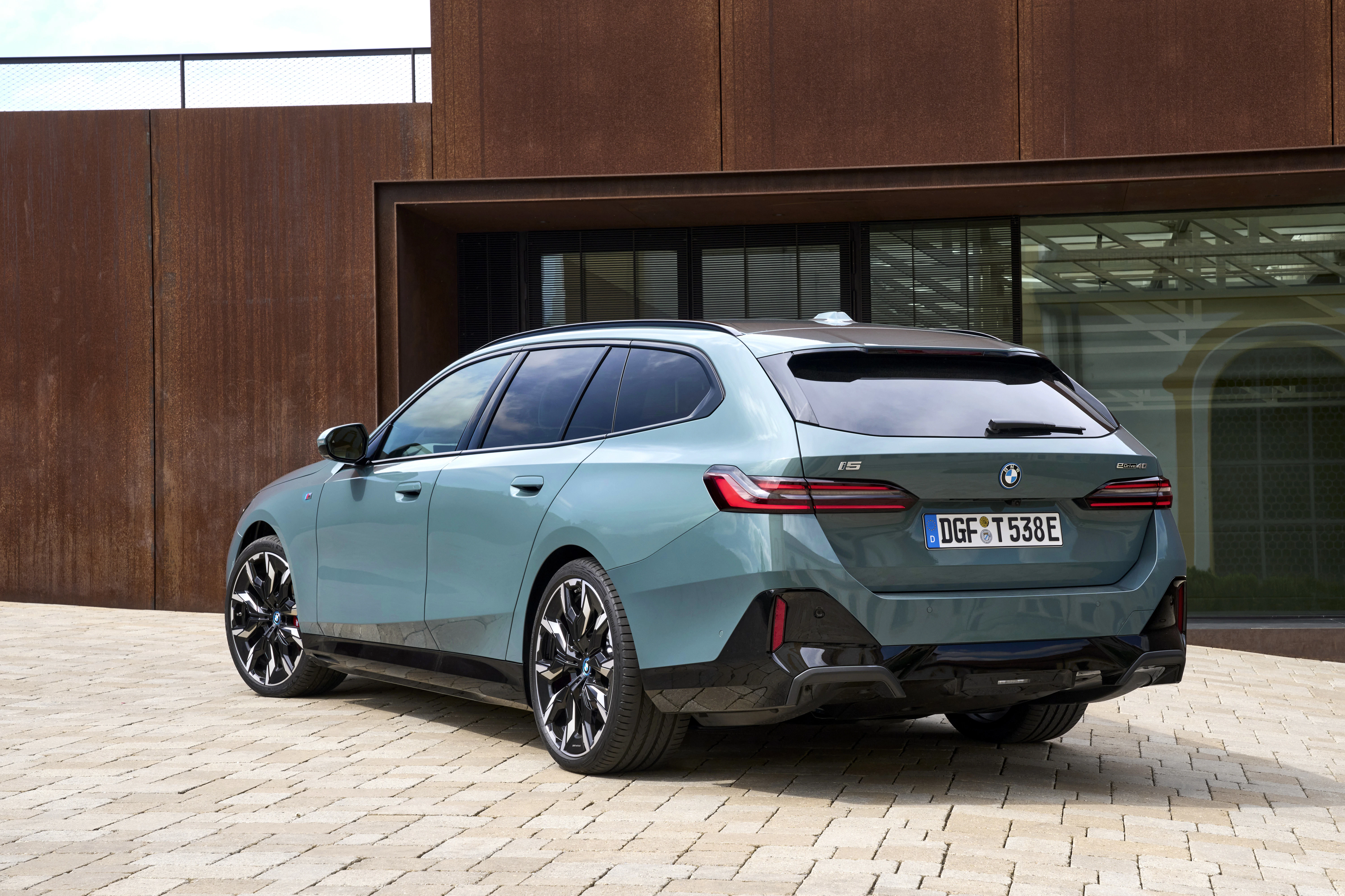 BMW i5 Touring Heck statisch