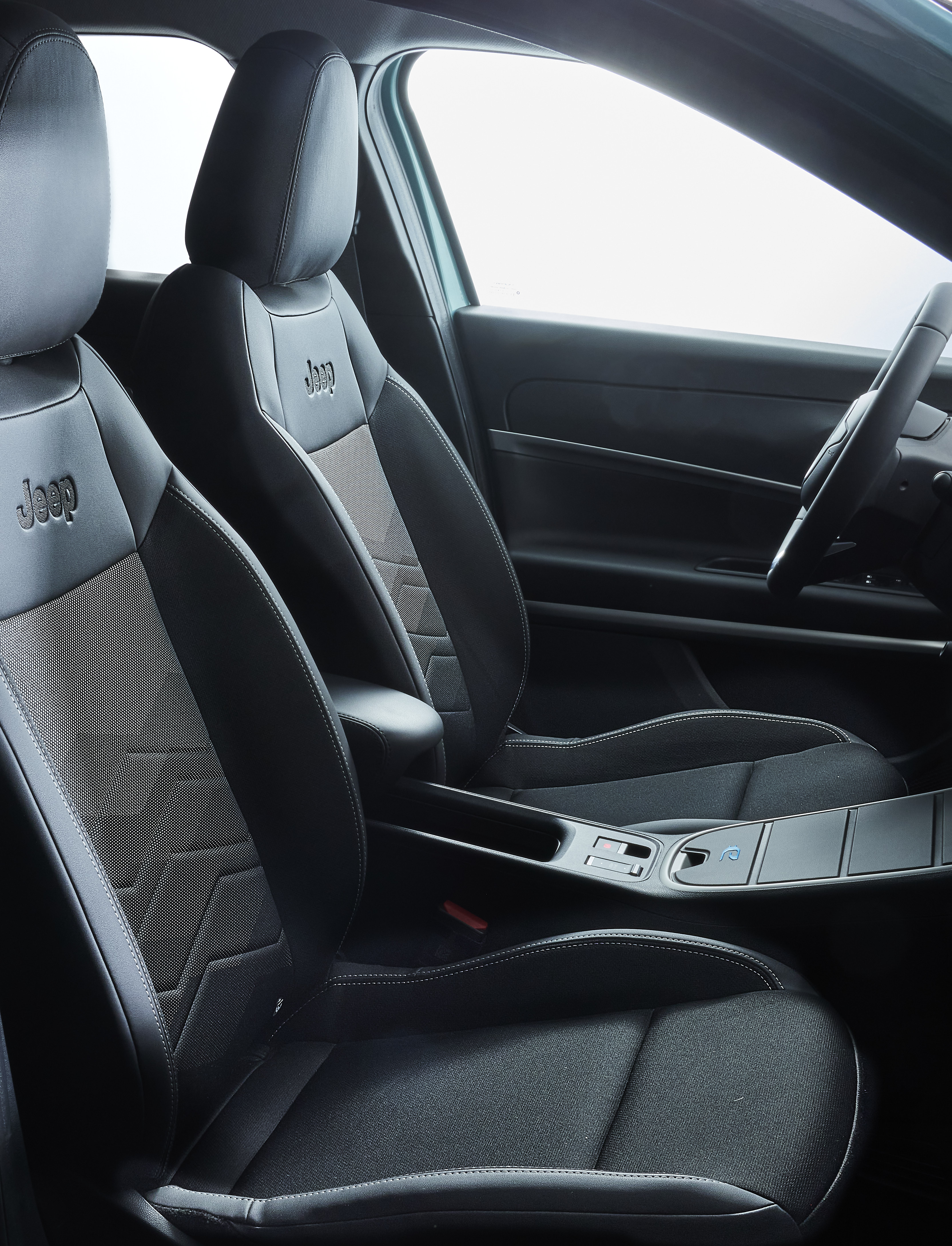 Vordersitze des Jeep Avenger