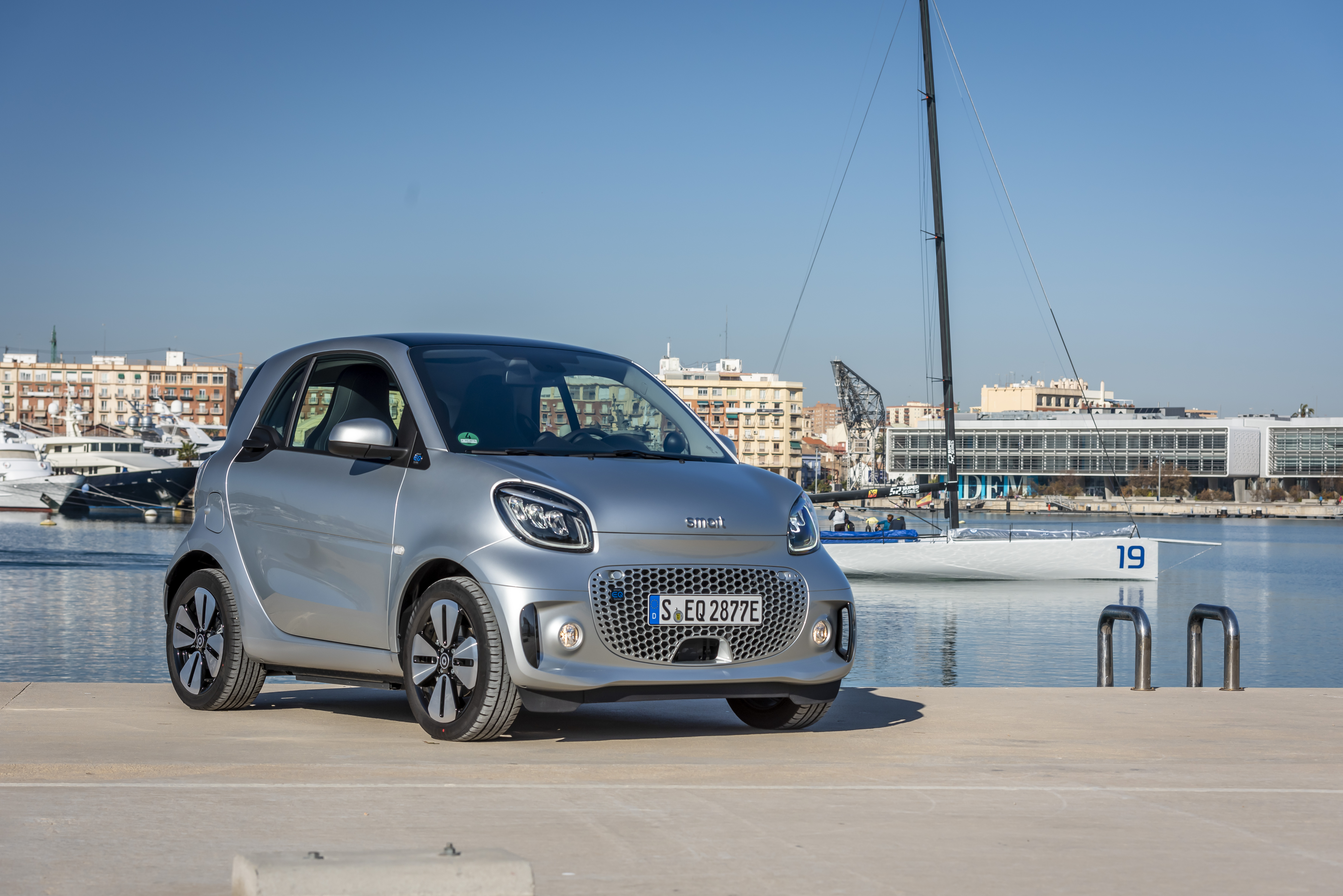 ein Smart fortwo EQ parkt am Meer