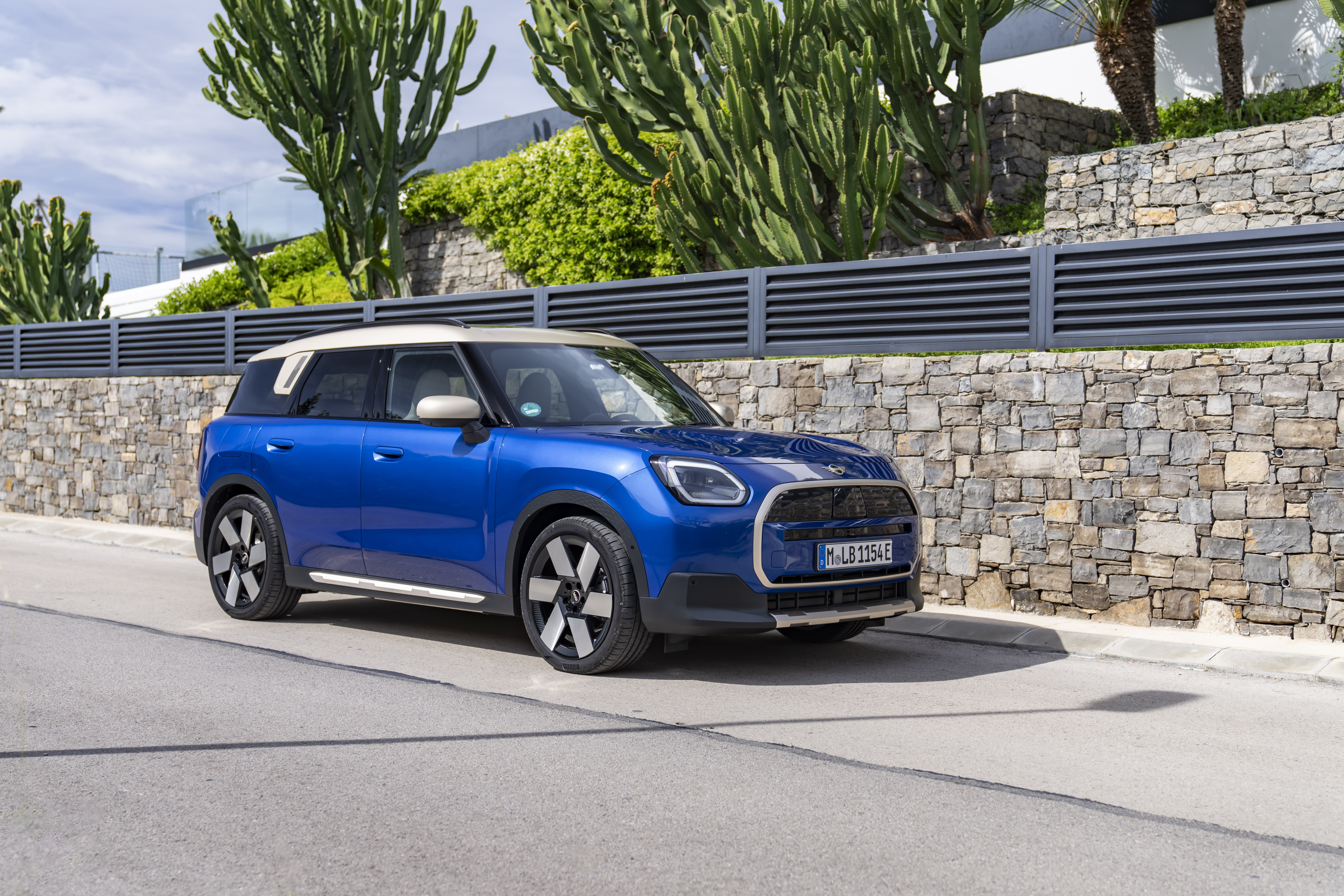 ein blauer Mini Countryman Electric parkt