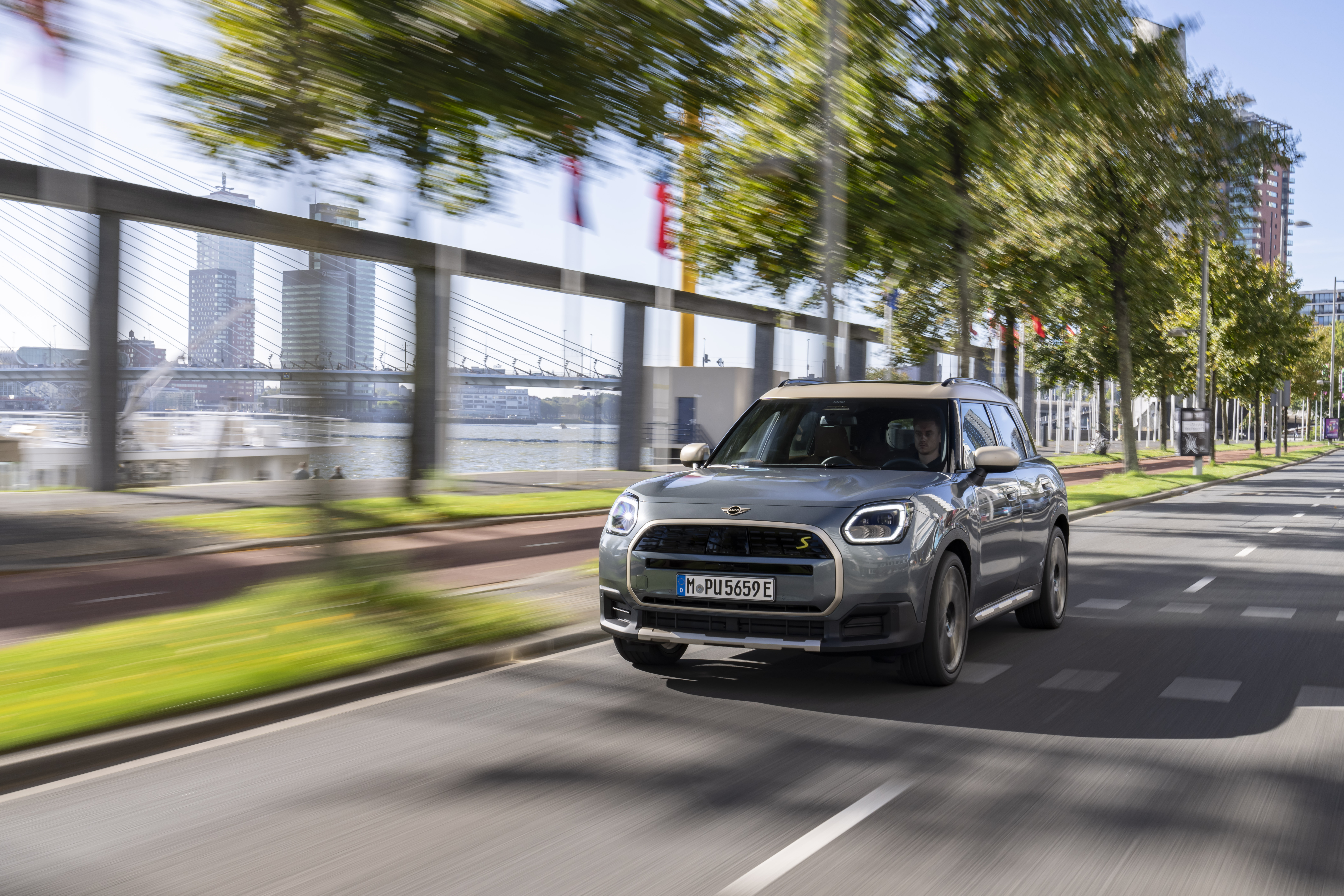 Ein Mini Countryman Electric fährt auf einer Straße