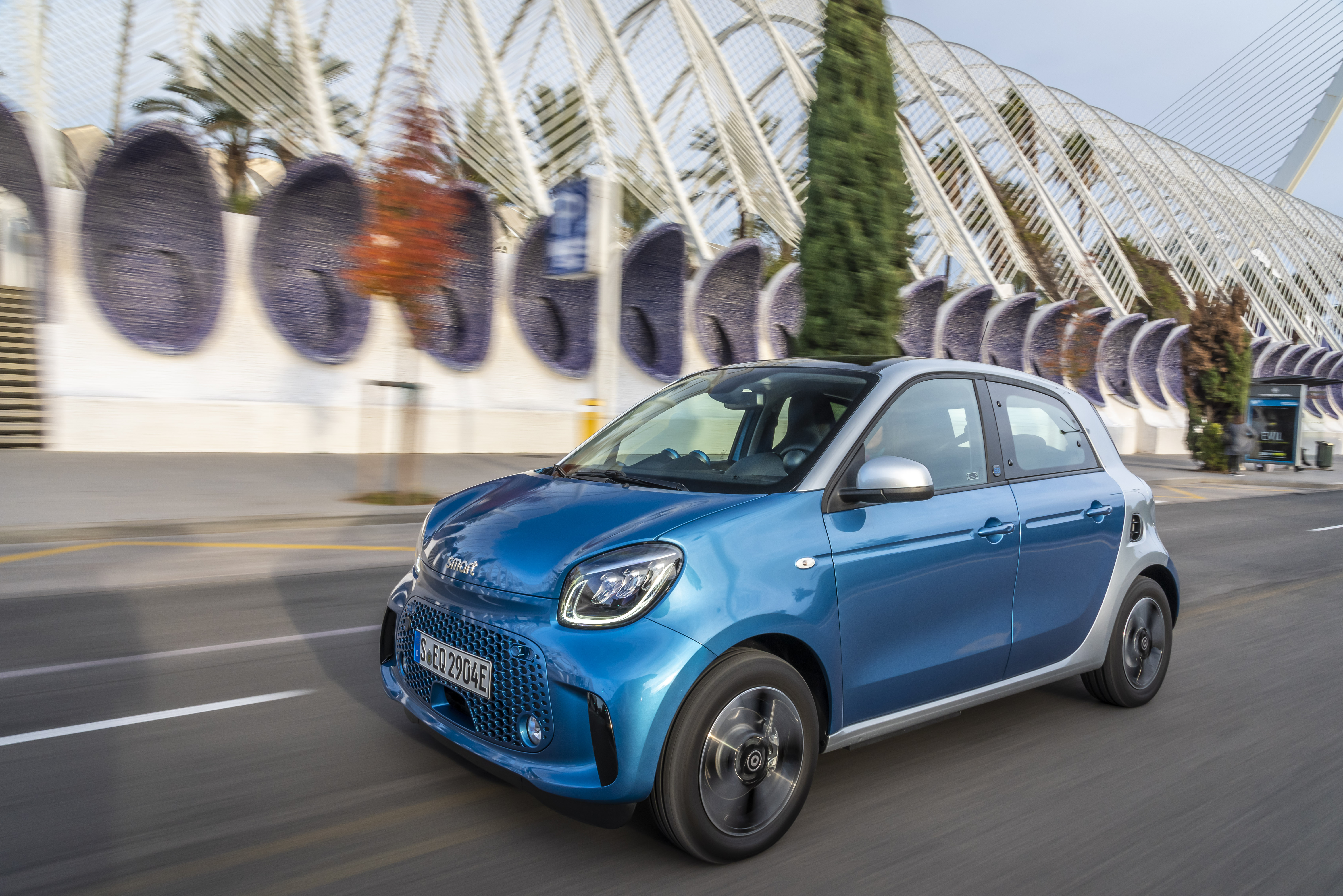 Ein Smart forfour EQ fährt auf einer straße