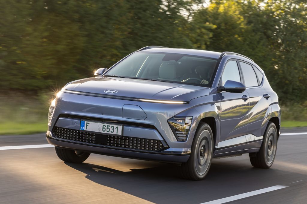 Ein Hyundai Kona Electric fährt auf der Straße