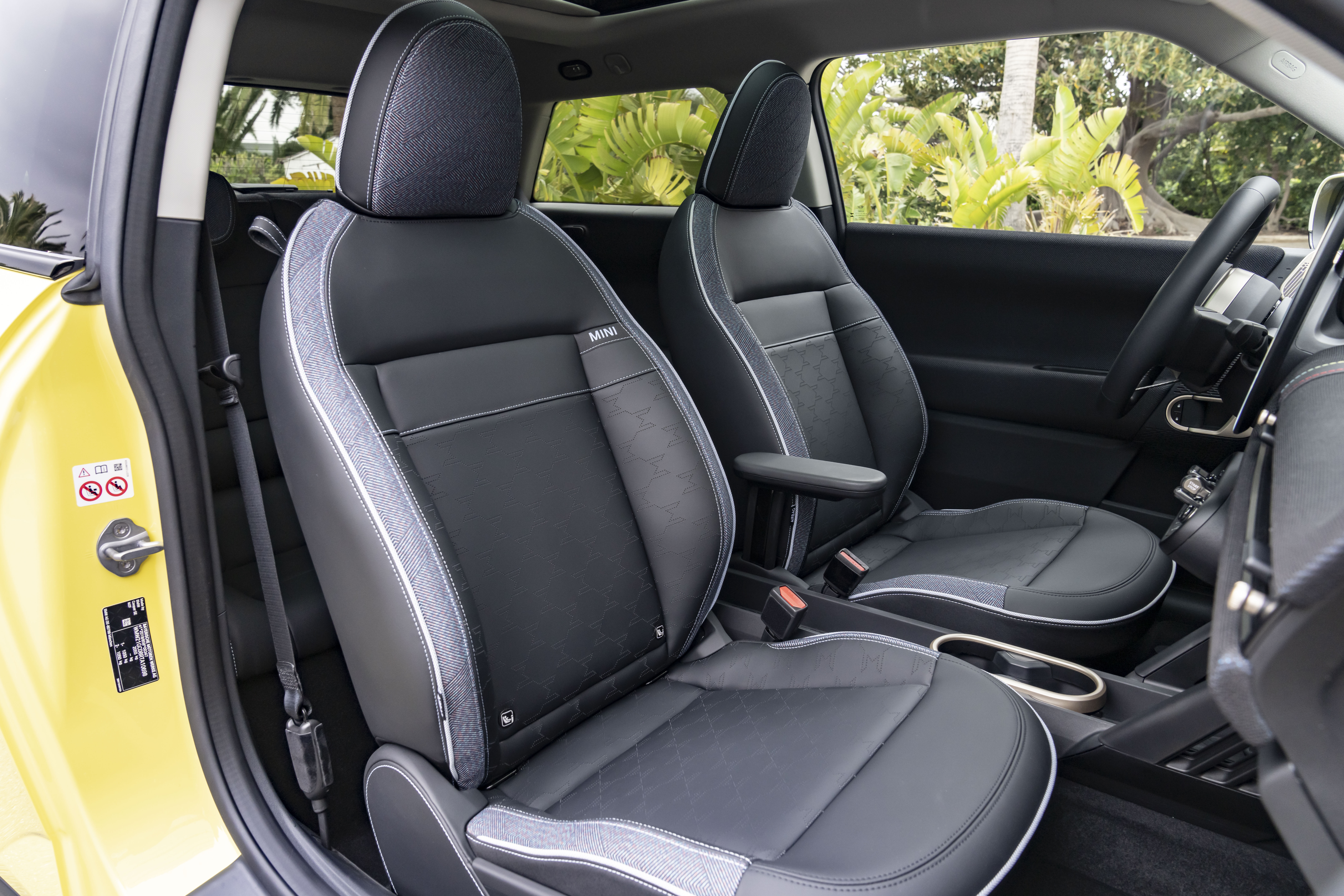 Vordersitze des Mini Cooper Electric