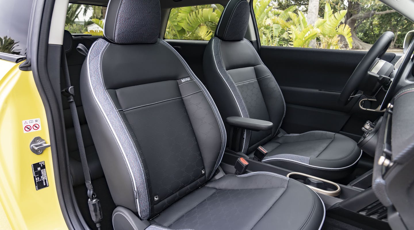 Vordersitze des Mini Cooper Electric