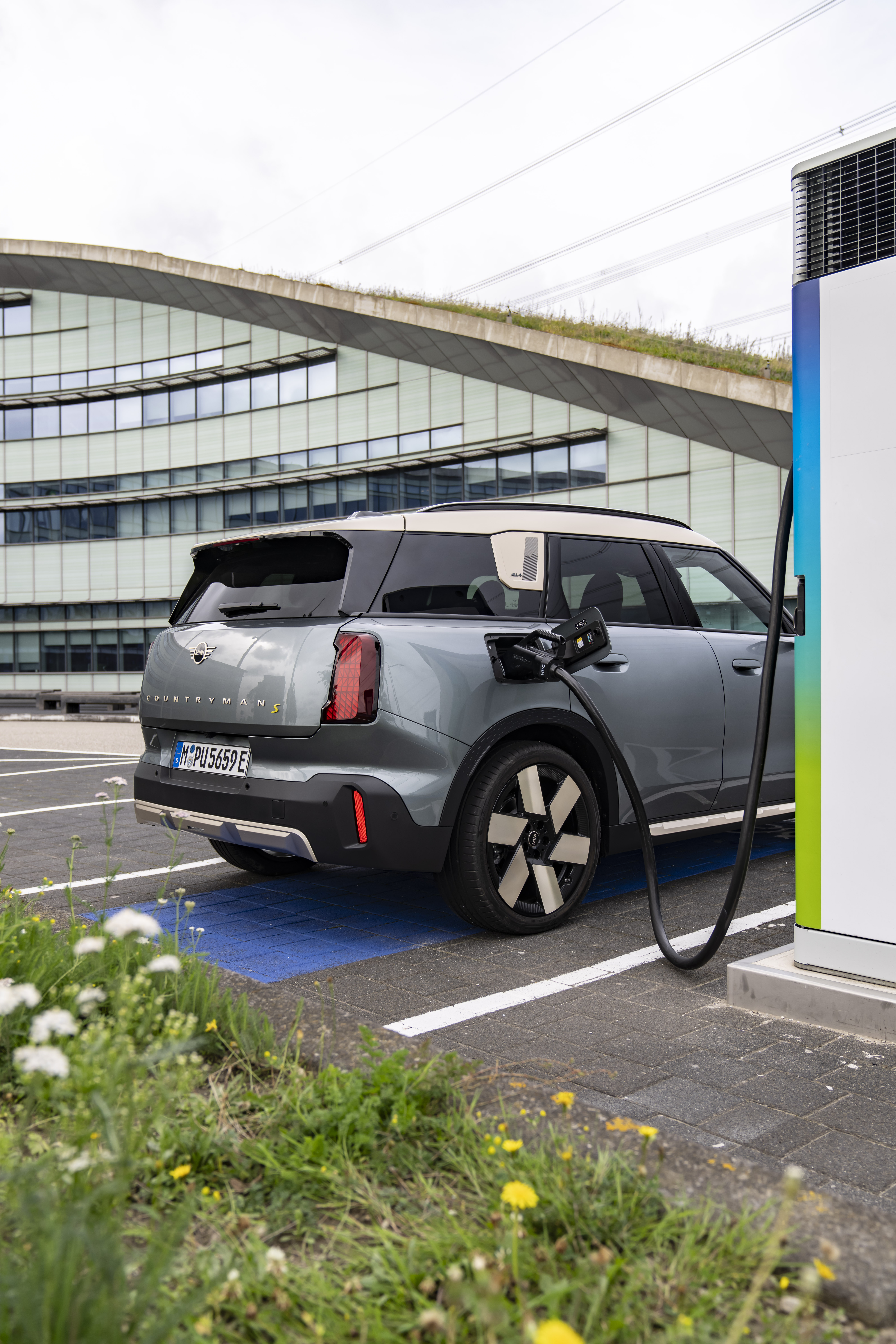 Ein Mini Countryman Electric an der Ladestation