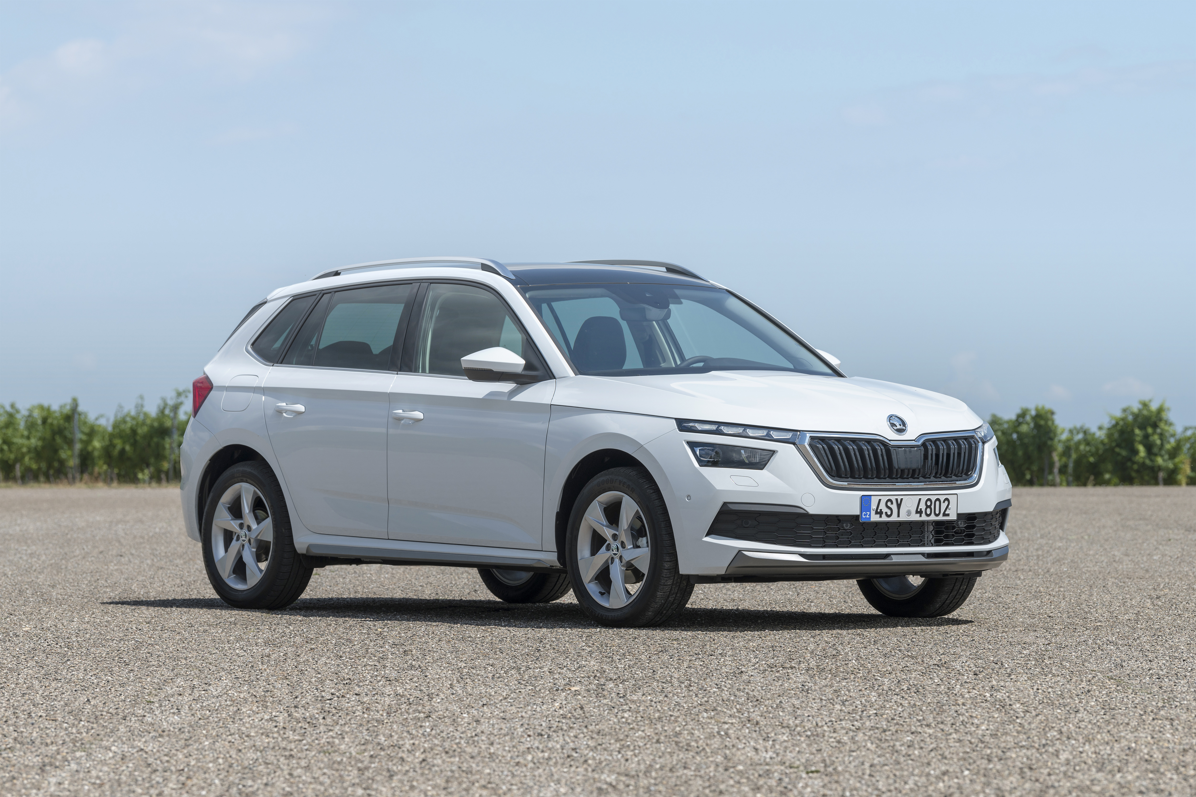 Škoda Kamiq parkt auf Schotter