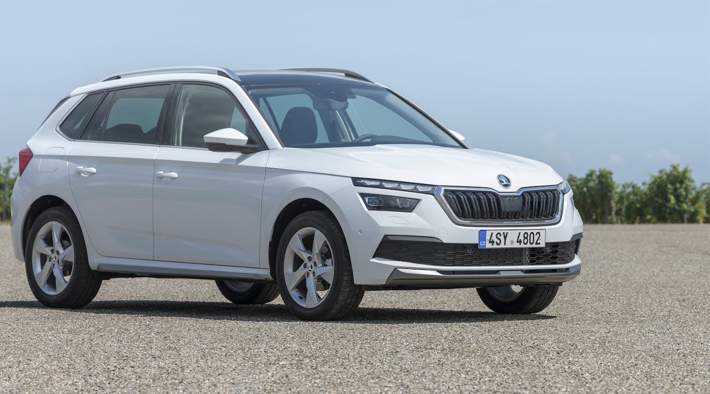 Škoda Kamiq parkt auf Schotter