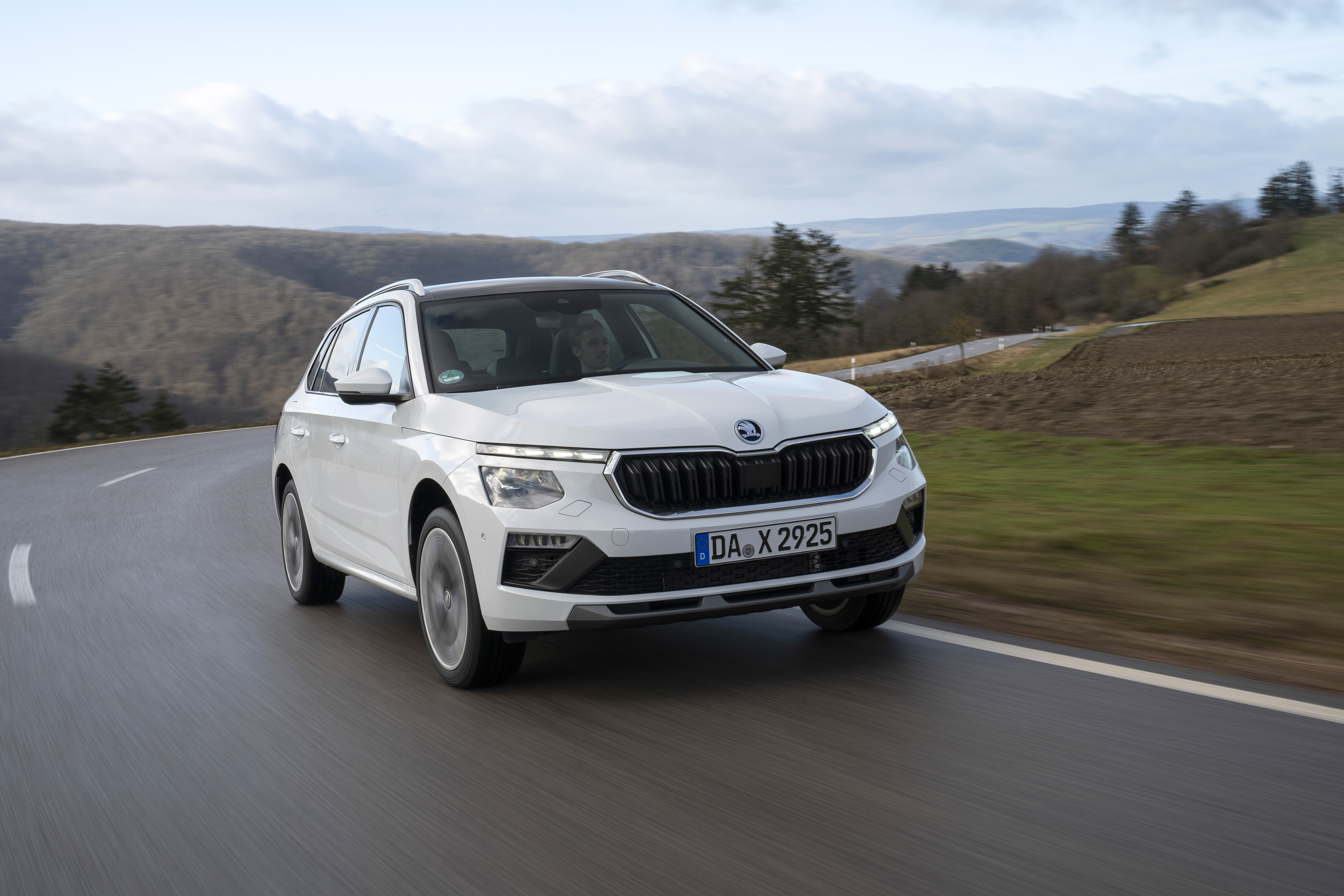 ein Škoda Kamiq fährt auf einer Straße