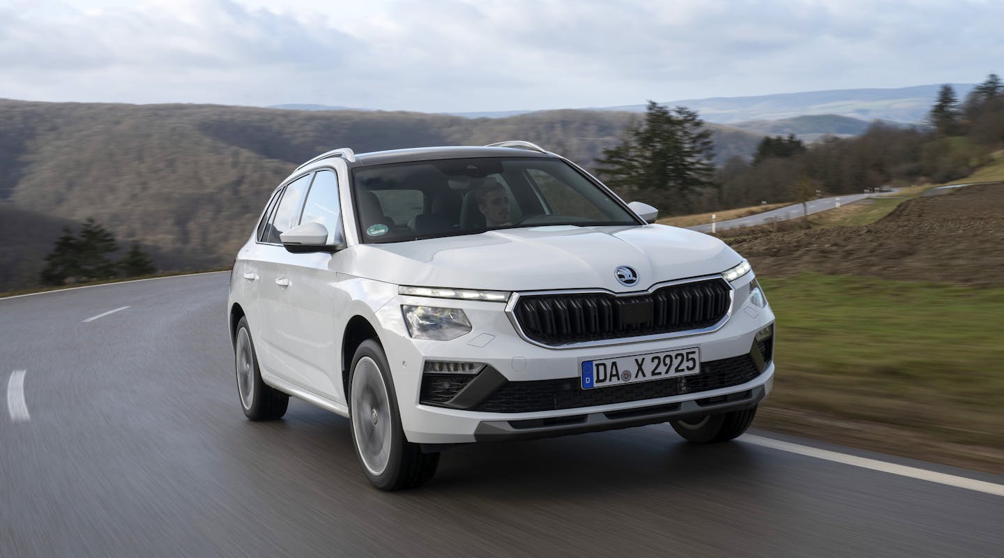 ein Škoda Kamiq fährt auf einer Straße