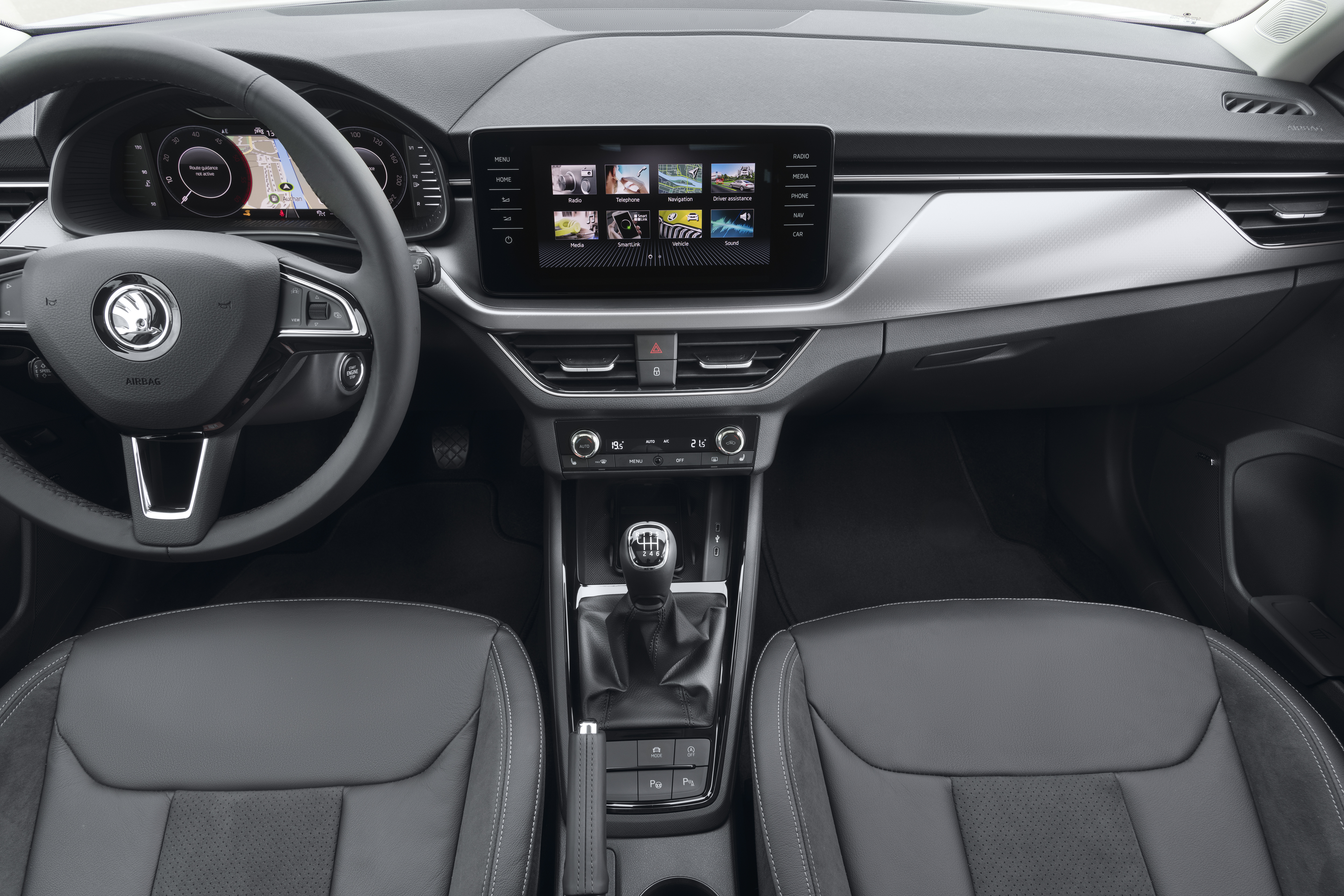 Armaturenbrett und Lenkrad des Škoda Kamiq