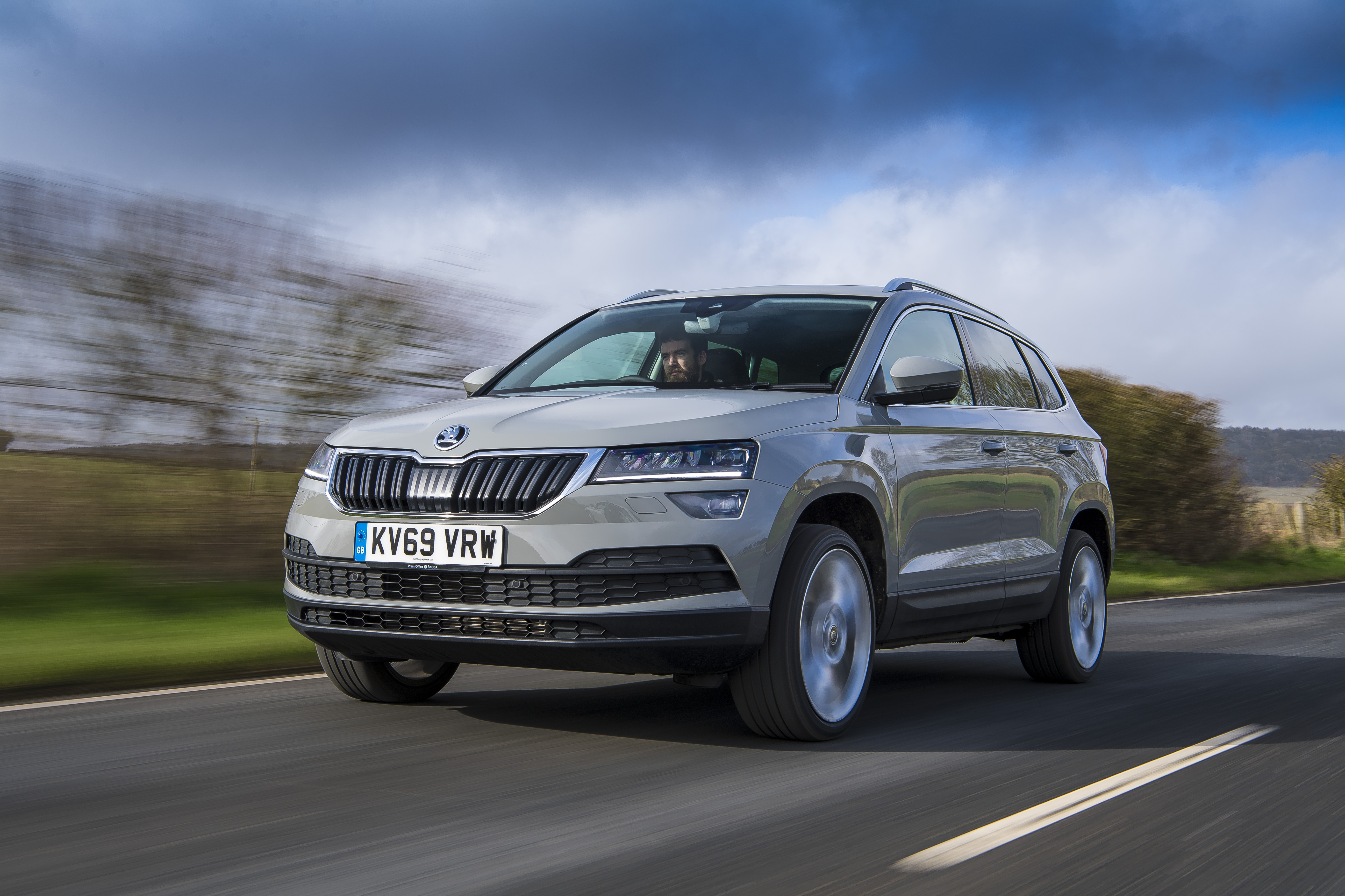 Škoda Karoq fährt auf der Landstraße