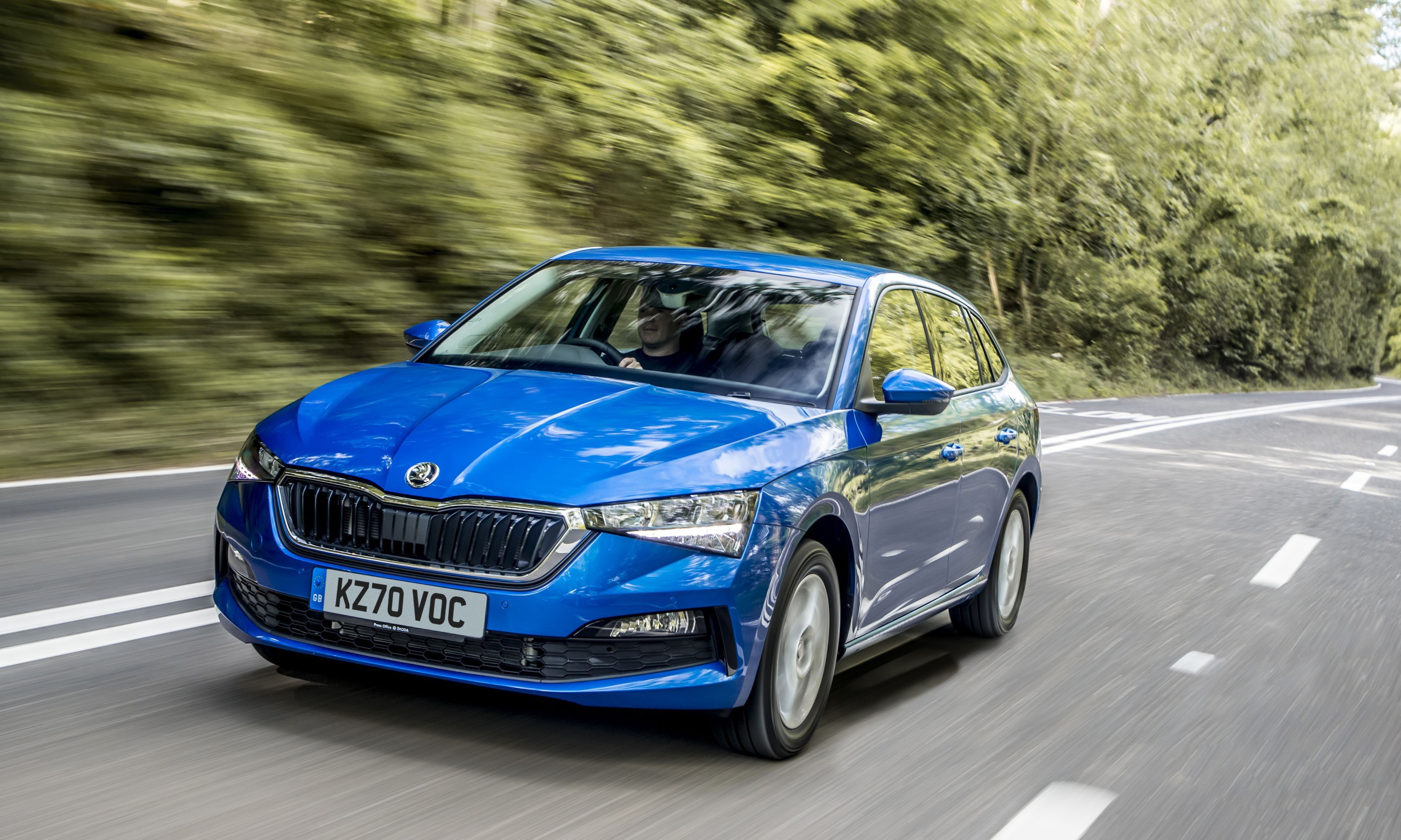 Skoda Scala fährt auf der Landstraße