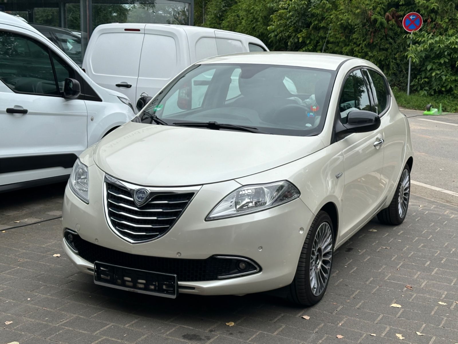 Ein cremefarbener Lancia Ypsilon, Frontansicht.