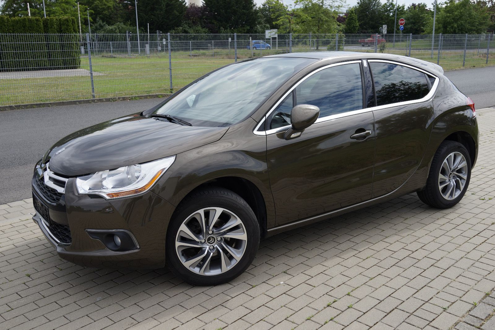 Ein Citroën DS 4 in dunkelbrauner Farbe, seitliche Ansicht.