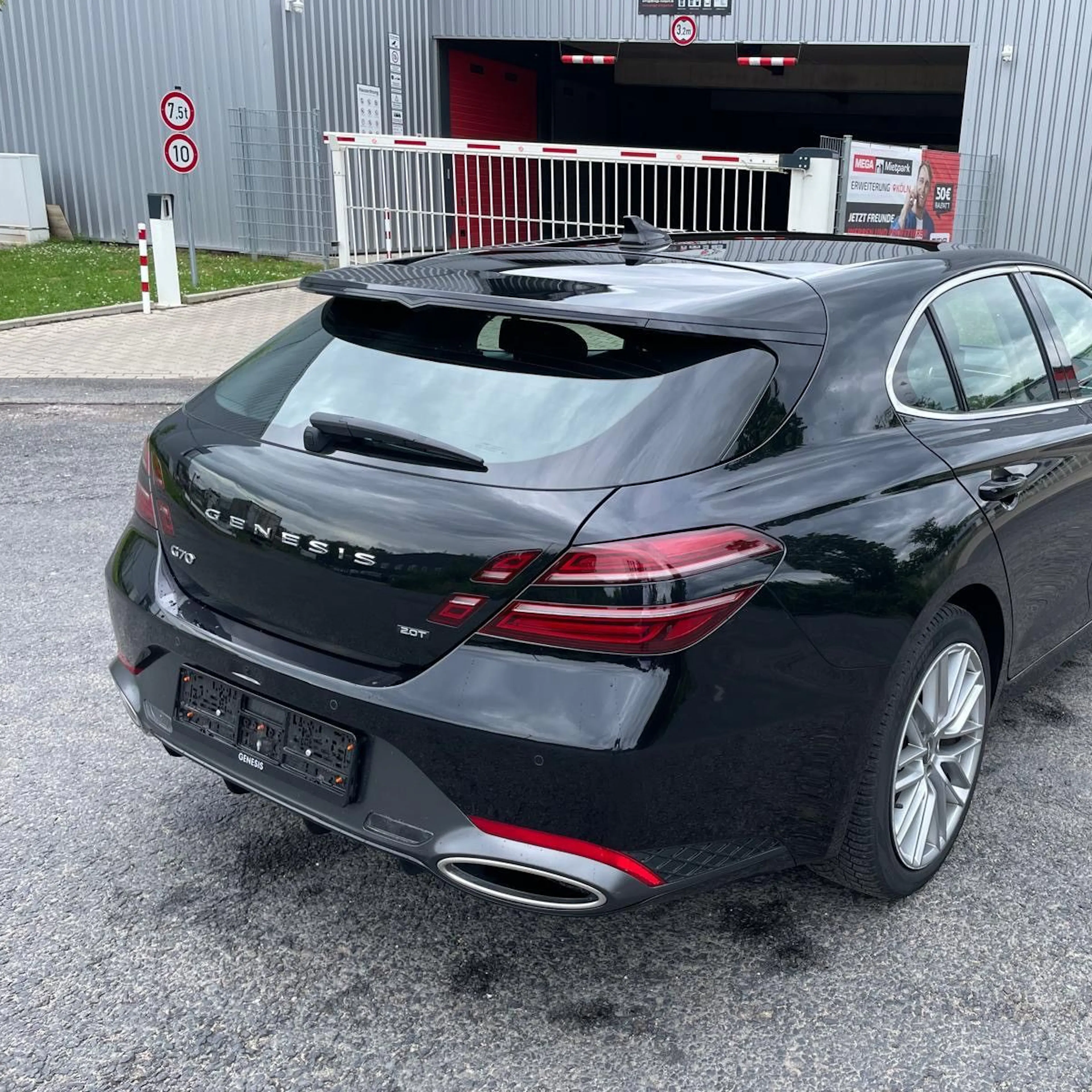 Ein schwarzer Genesis G70 Shooting Brake, Heckansicht.