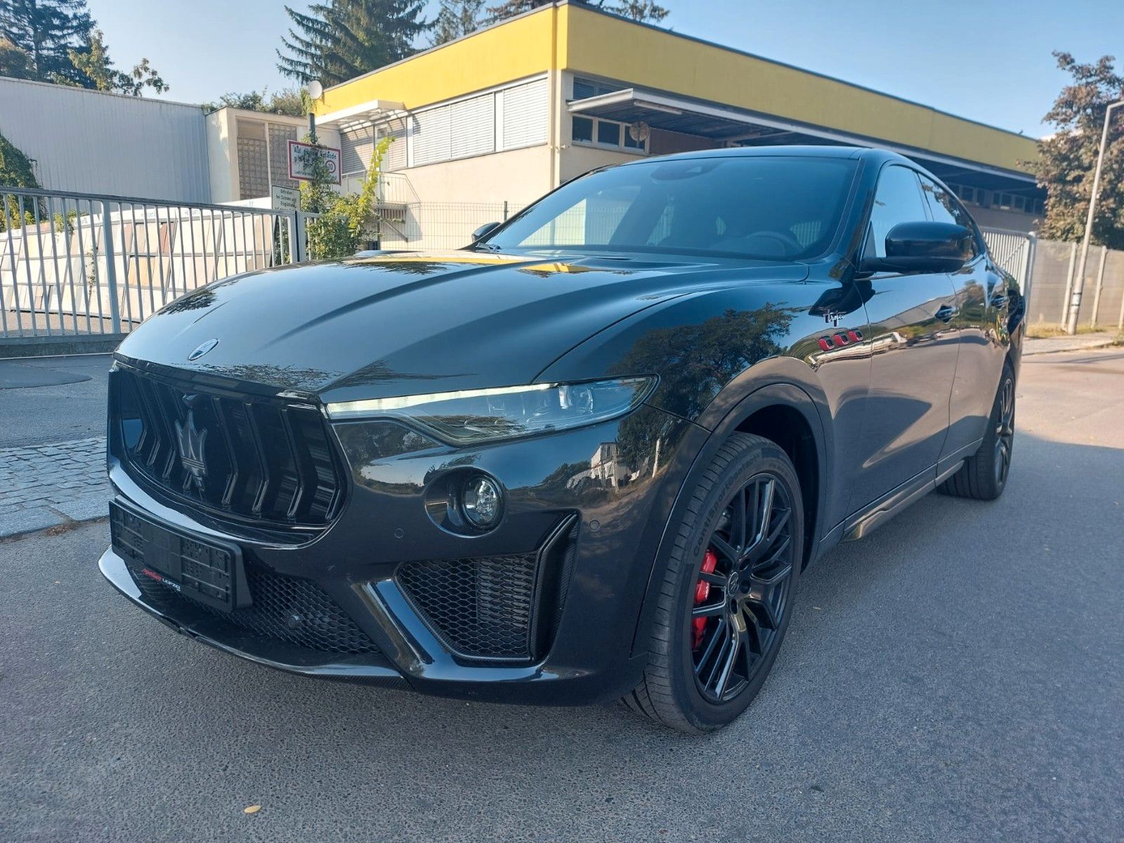 Ein schwarzer Maserati Levante, Frontansicht.