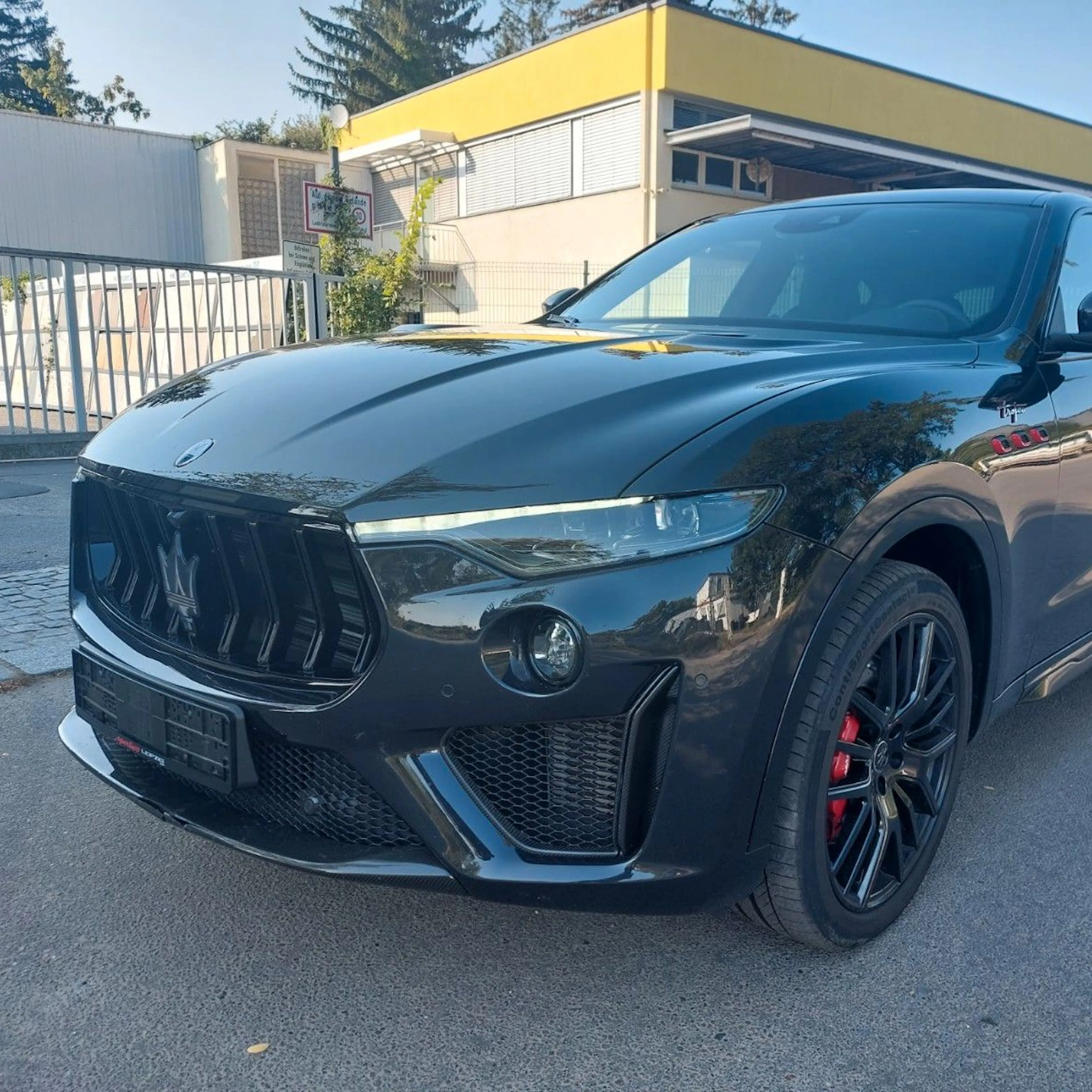Ein schwarzer Maserati Levante, Frontansicht.