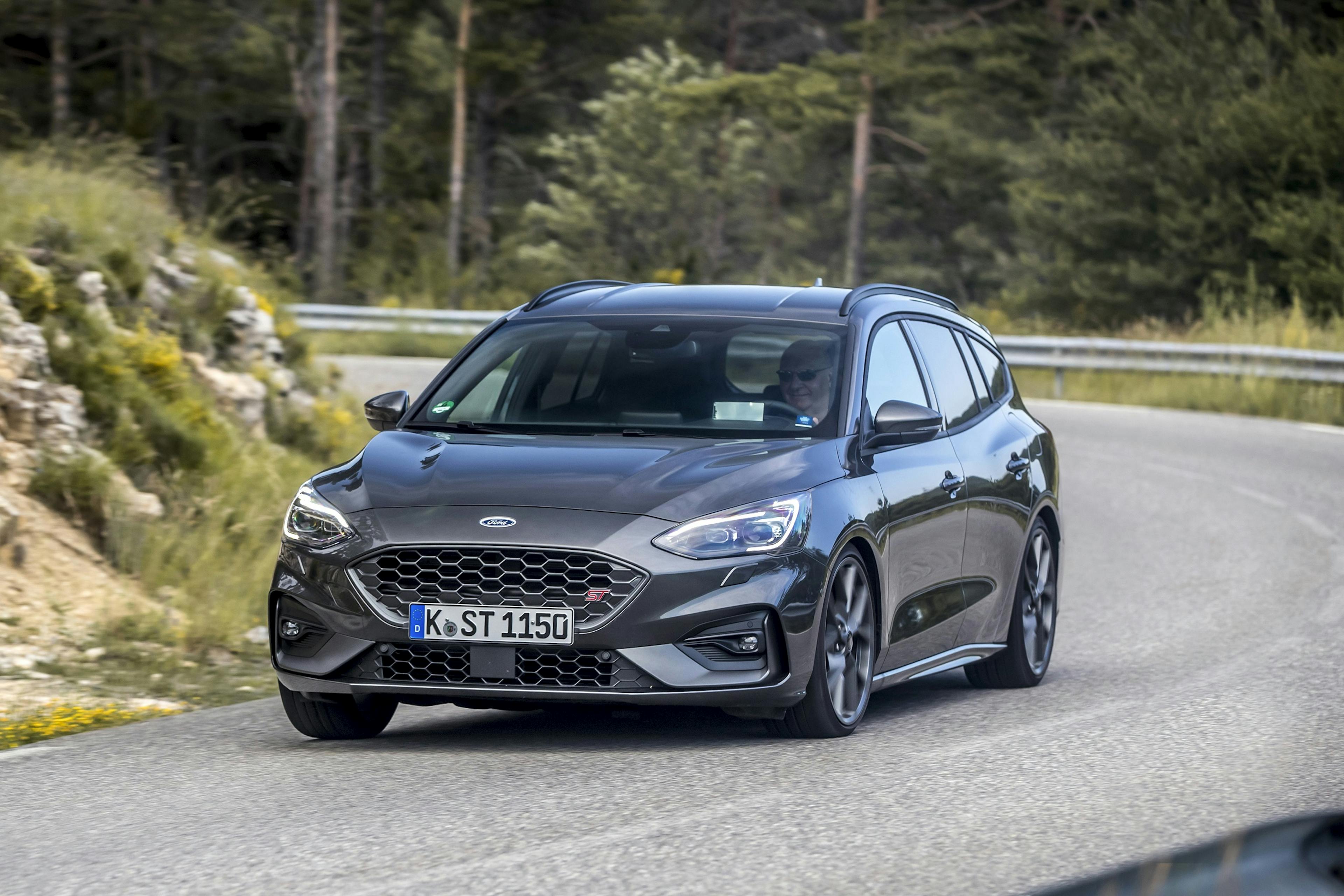 Ein grauer Ford Focus Turnier ST fährt durch eine Kurve.