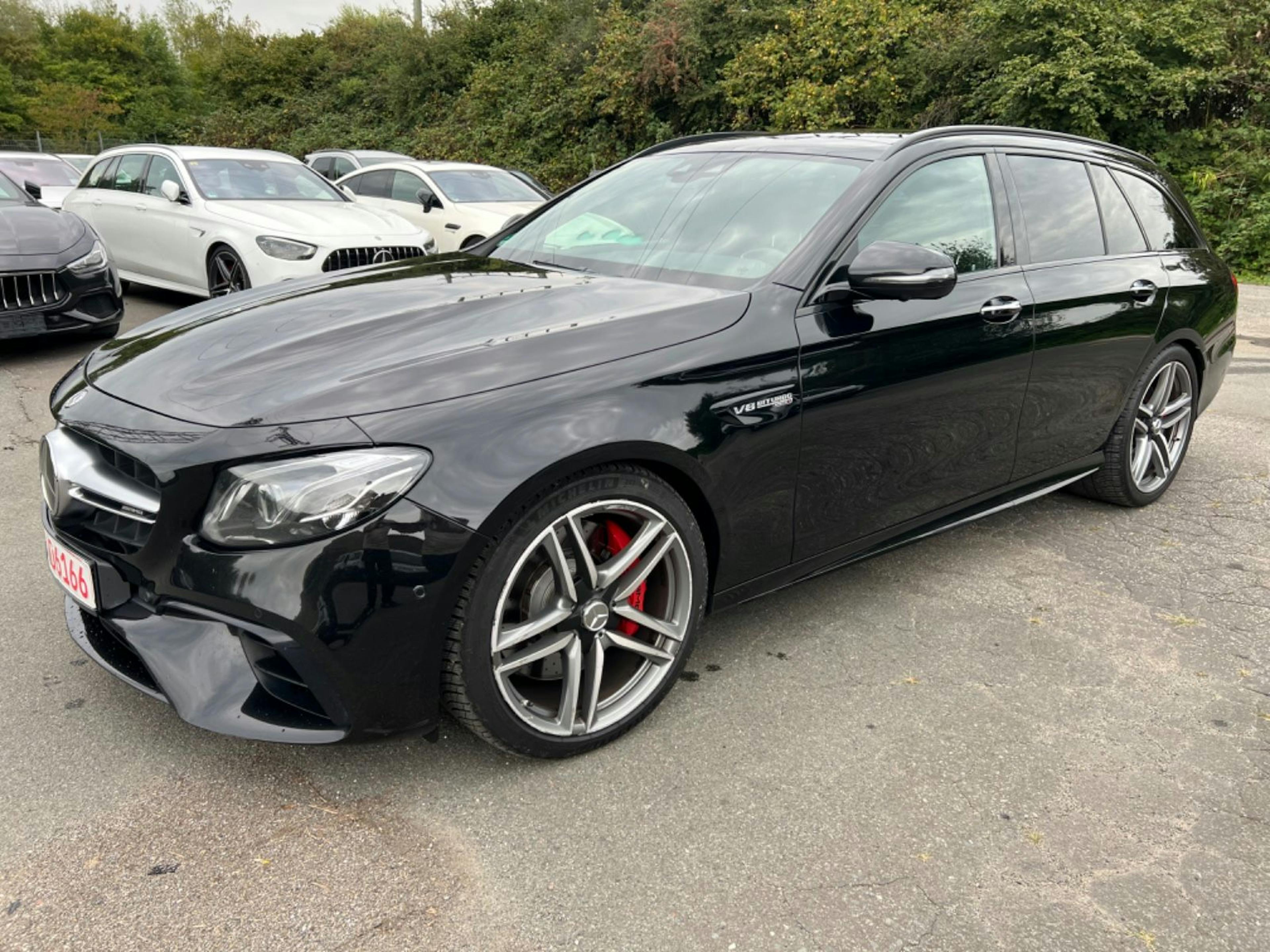 Ein schwarzer Mercedes E 63 steht auf dem Hof eines Händlers.