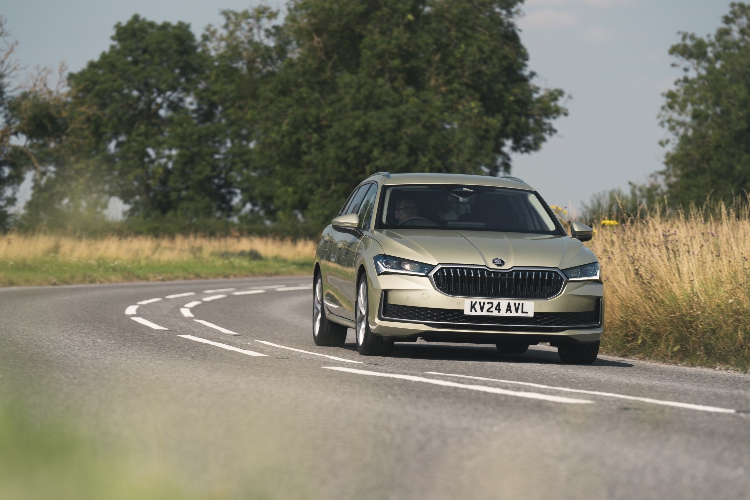 Škoda Superb auf einer Landstraße