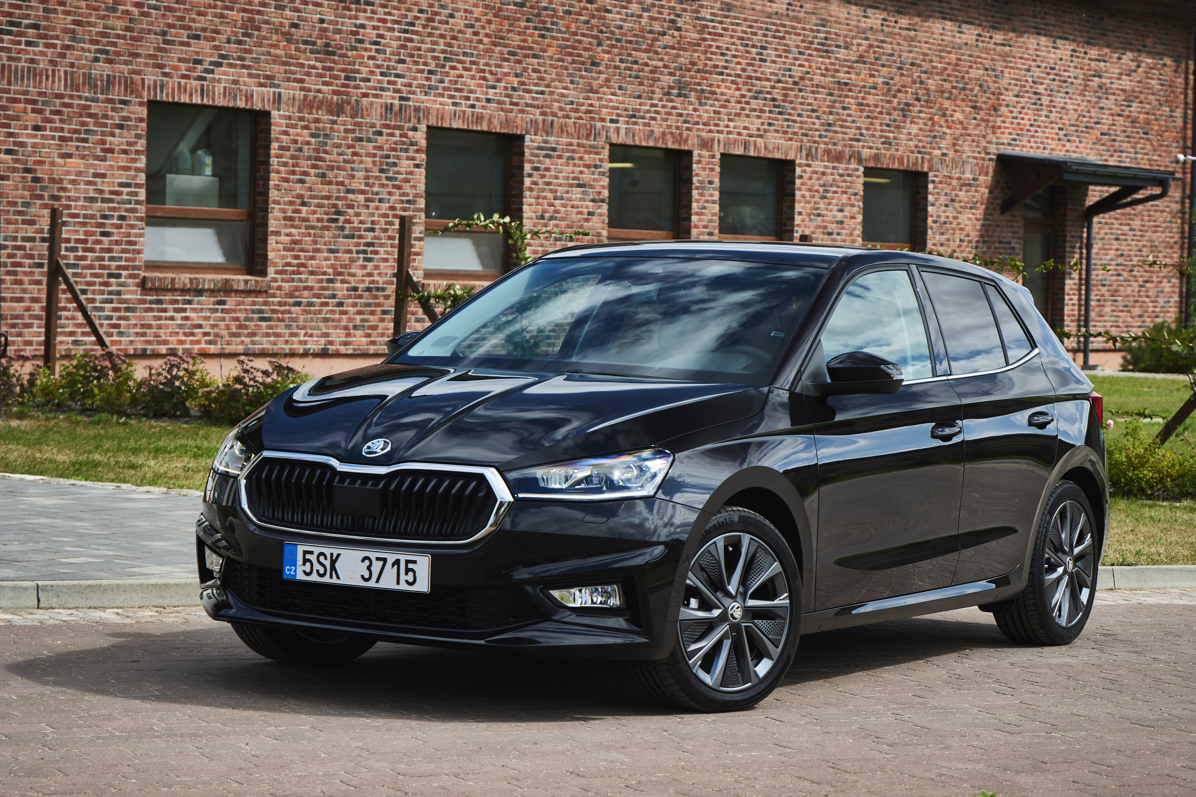 Škoda Fabia parkt vor einem Haus