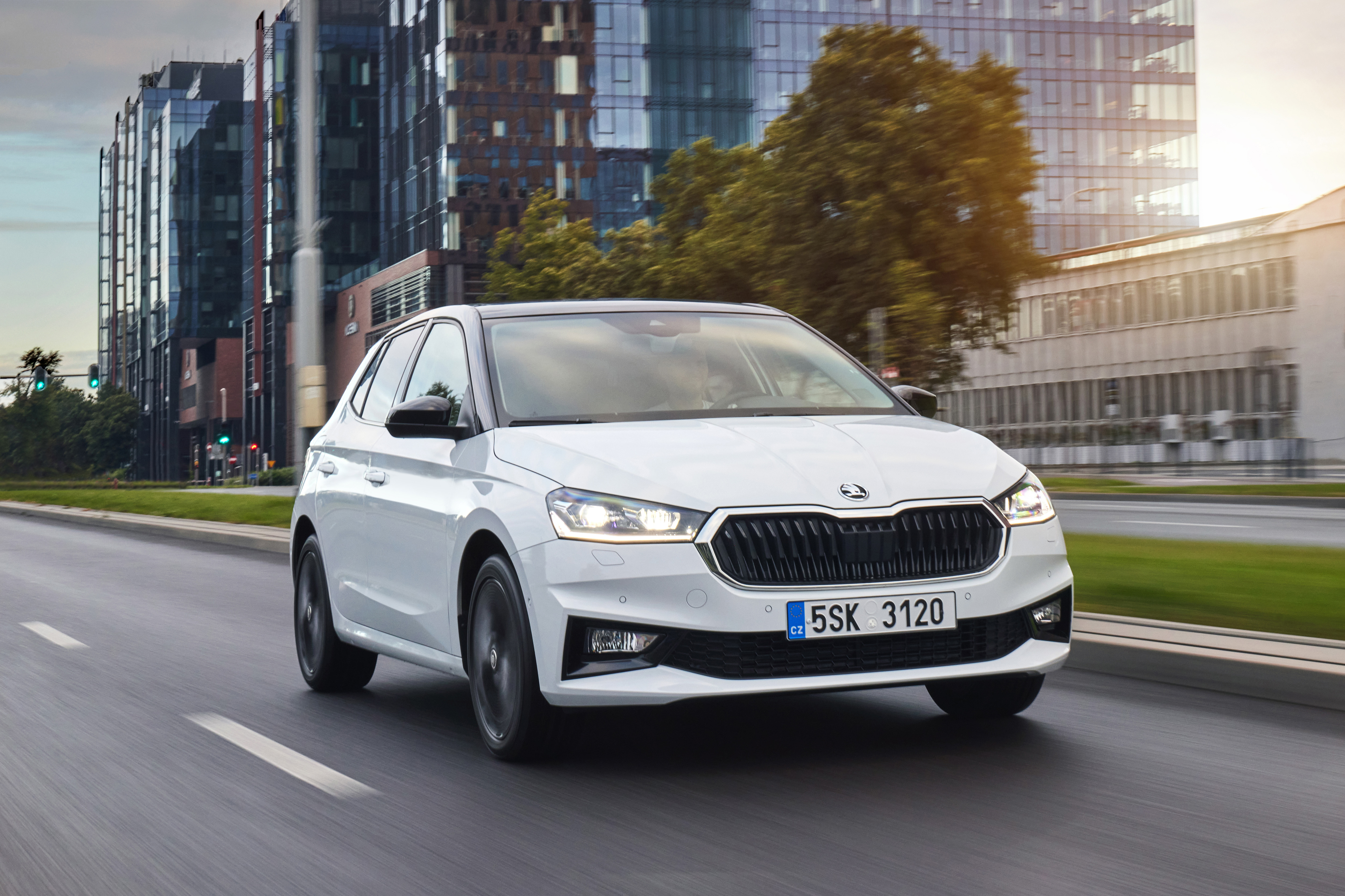 Ein Škoda Fabia fährt durch die Stadt