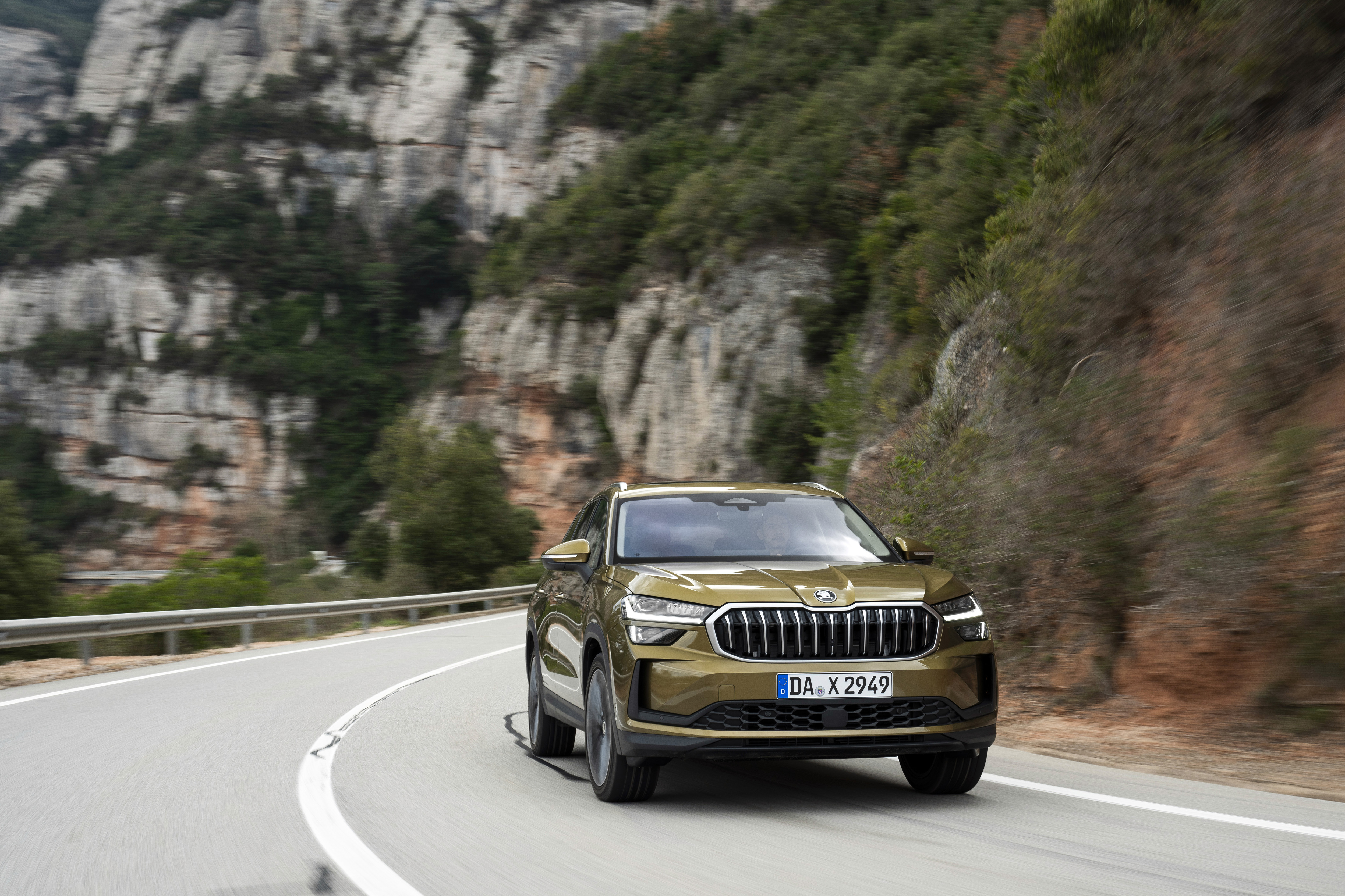Škoda Kodiaq fährt auf der Landstraße