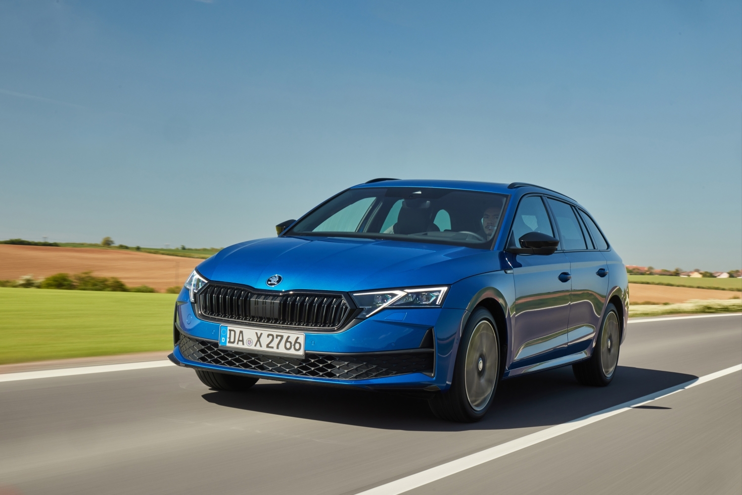 Ein blauer Škoda Octavia IV fährt auf einer Landstraße