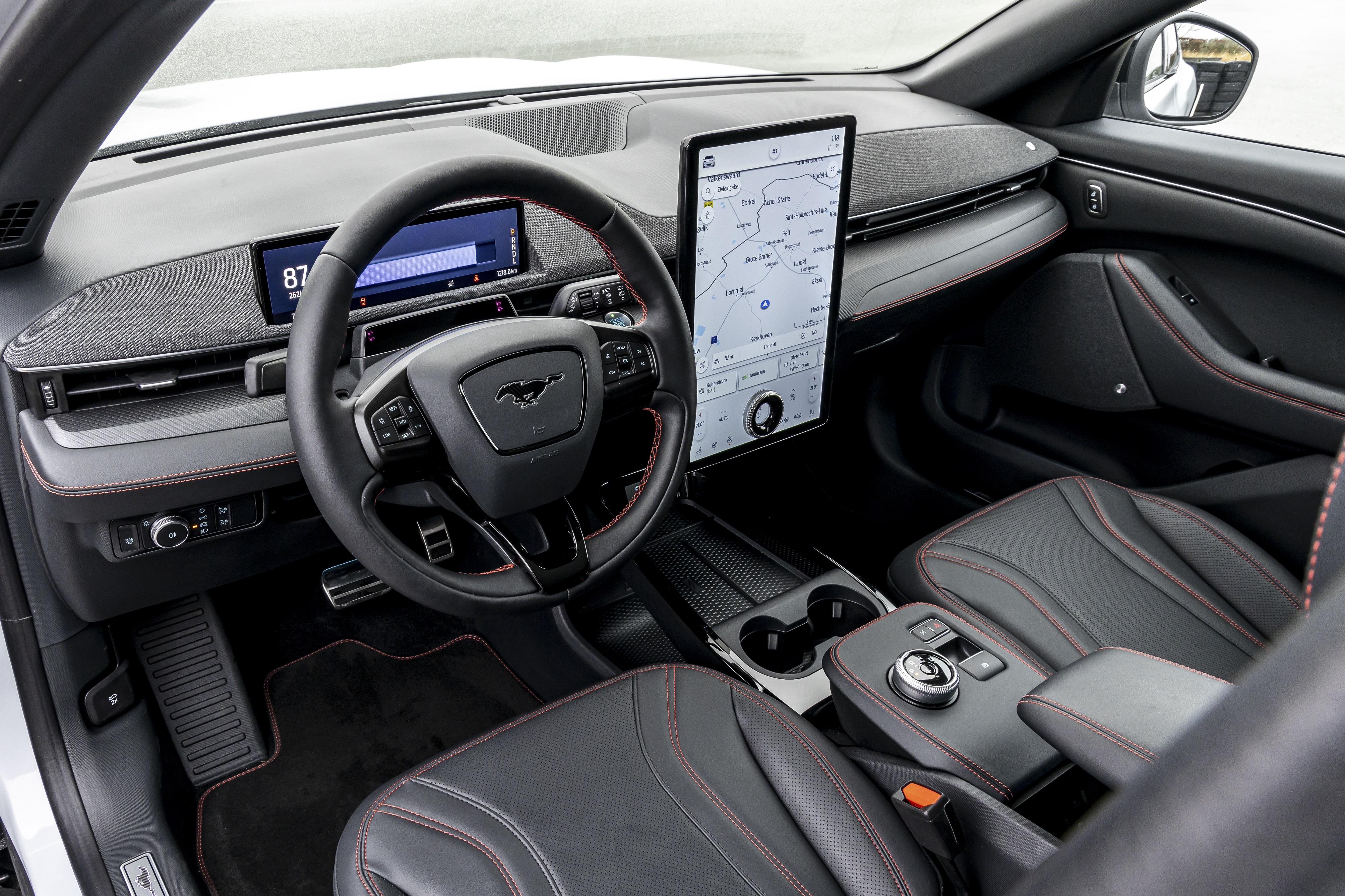 Armaturenbrett und Lenkrad des Ford Mustang Mach-E 