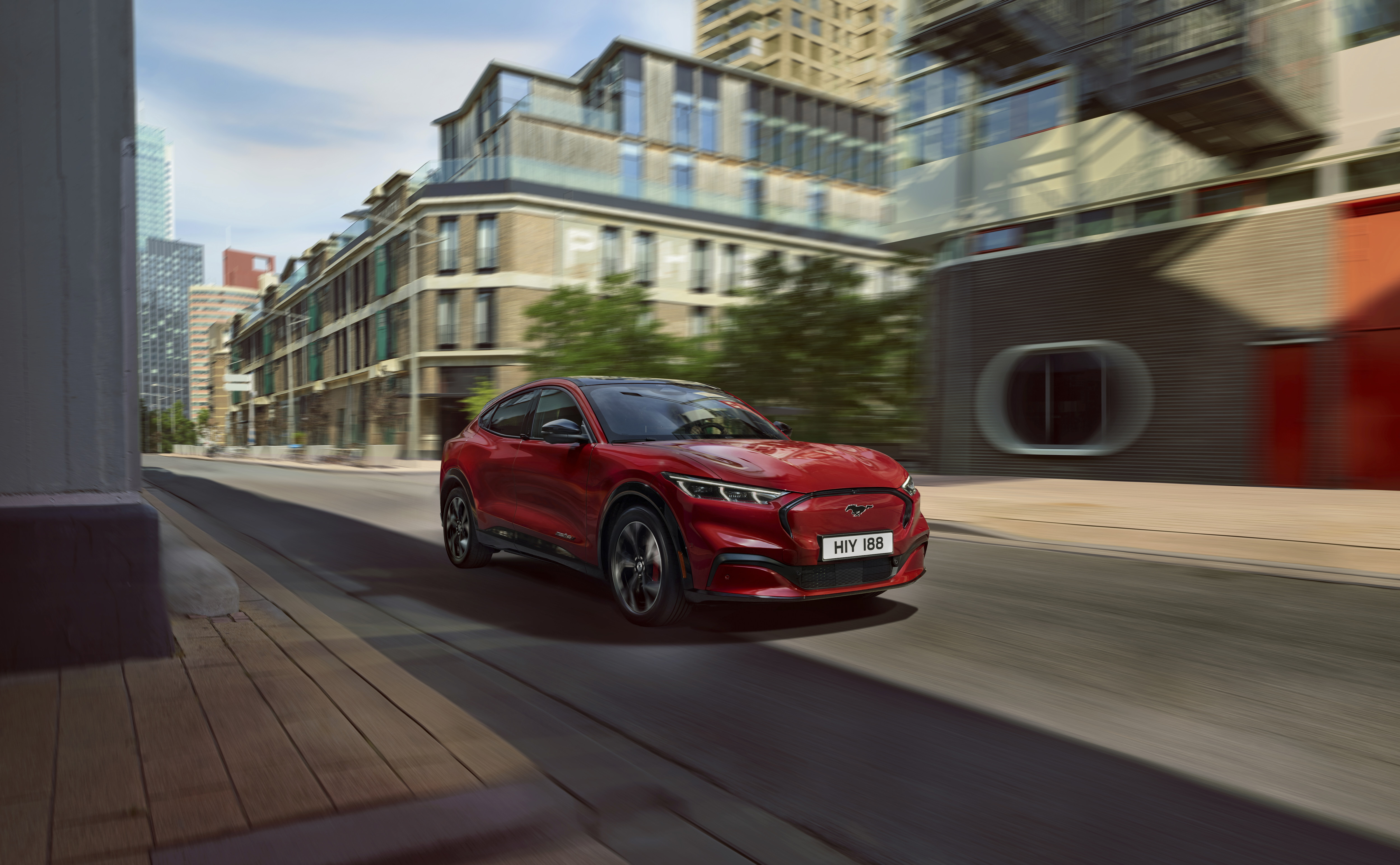 ein Ford Mustang Mach-E fährt durch die Stadt