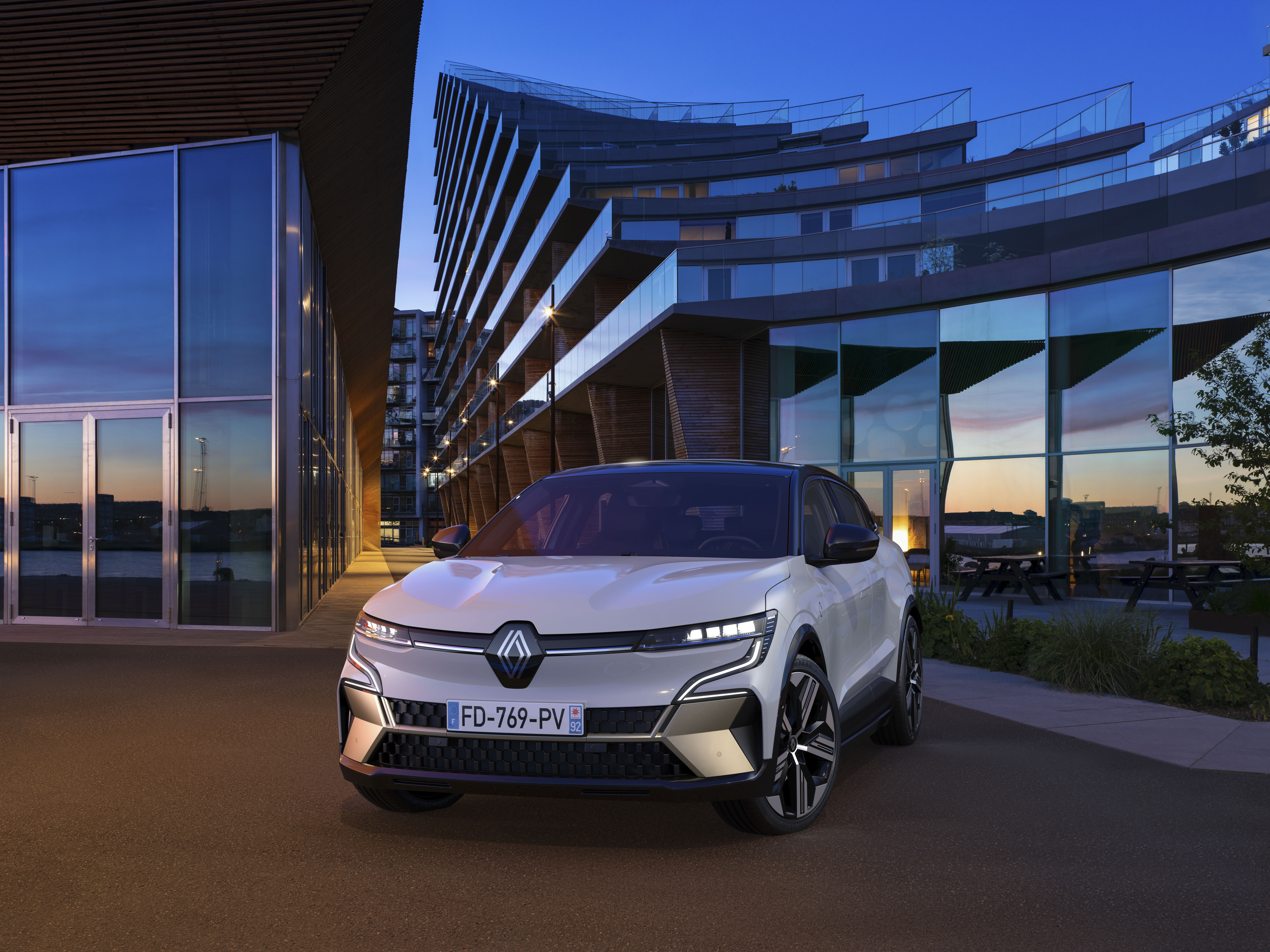 Renault Megane E-Tech parkt vor einem Hochhaus
