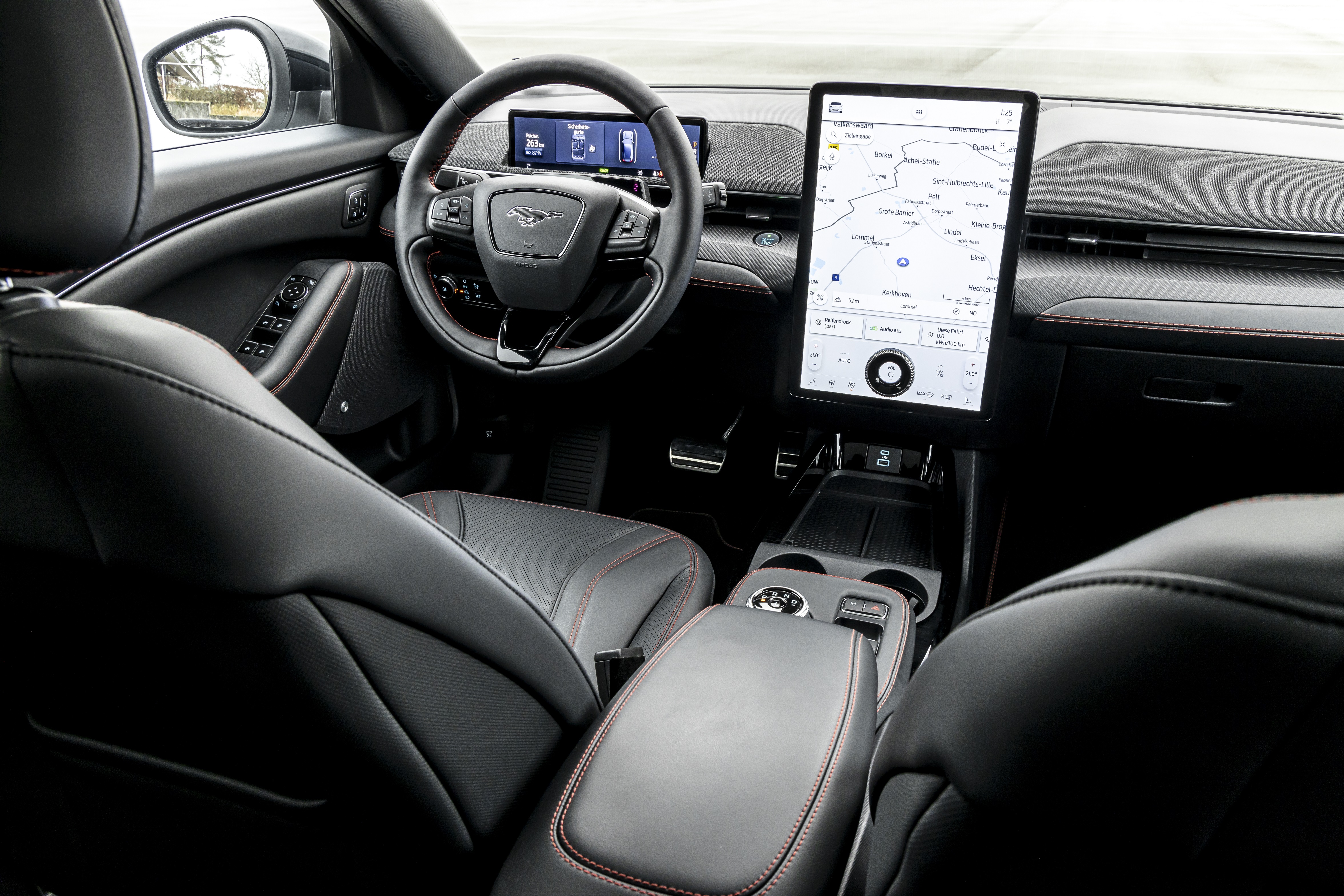 Lenkrad und Infotainment des Ford Mustang Mach-E 