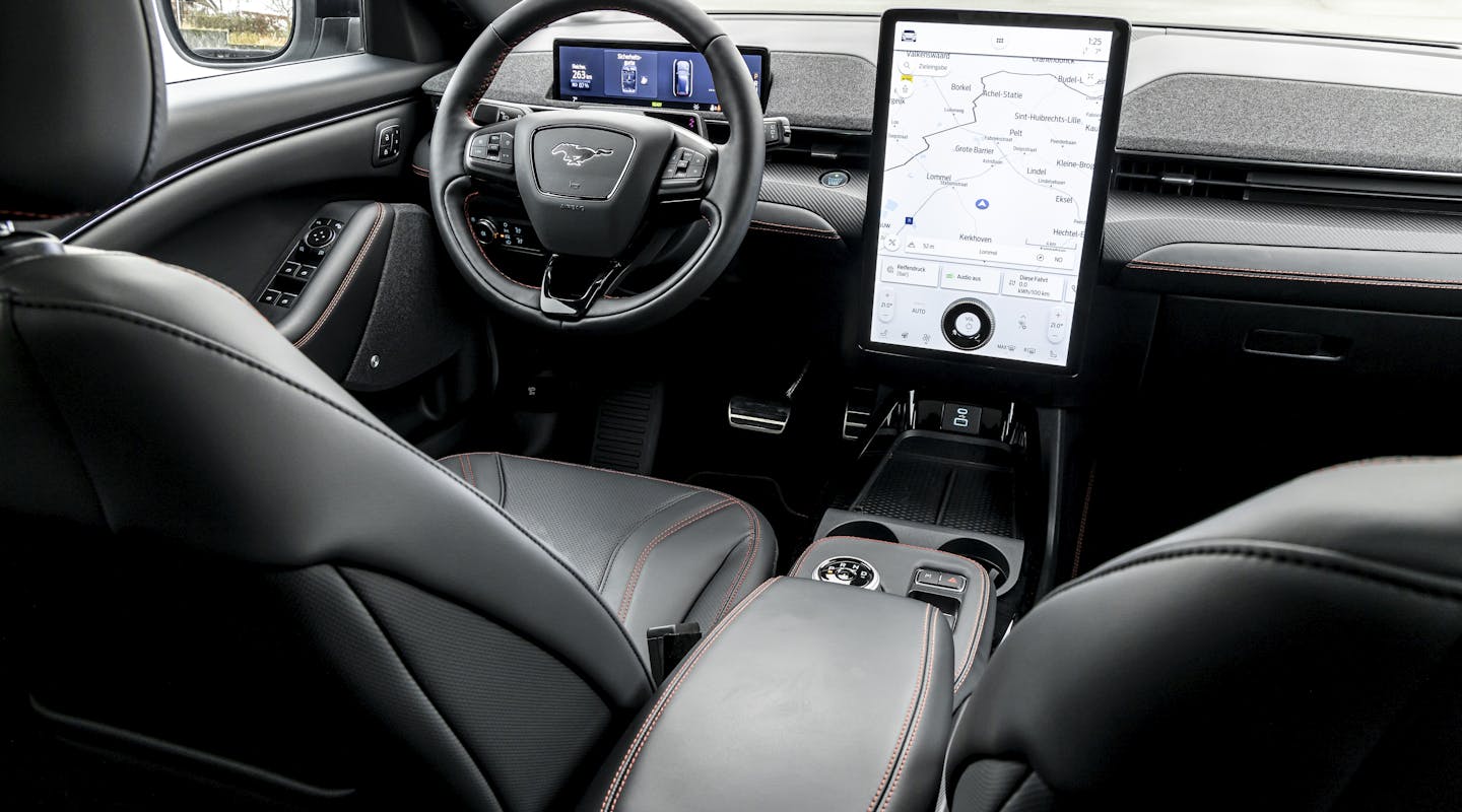 Lenkrad und Infotainment des Ford Mustang Mach-E