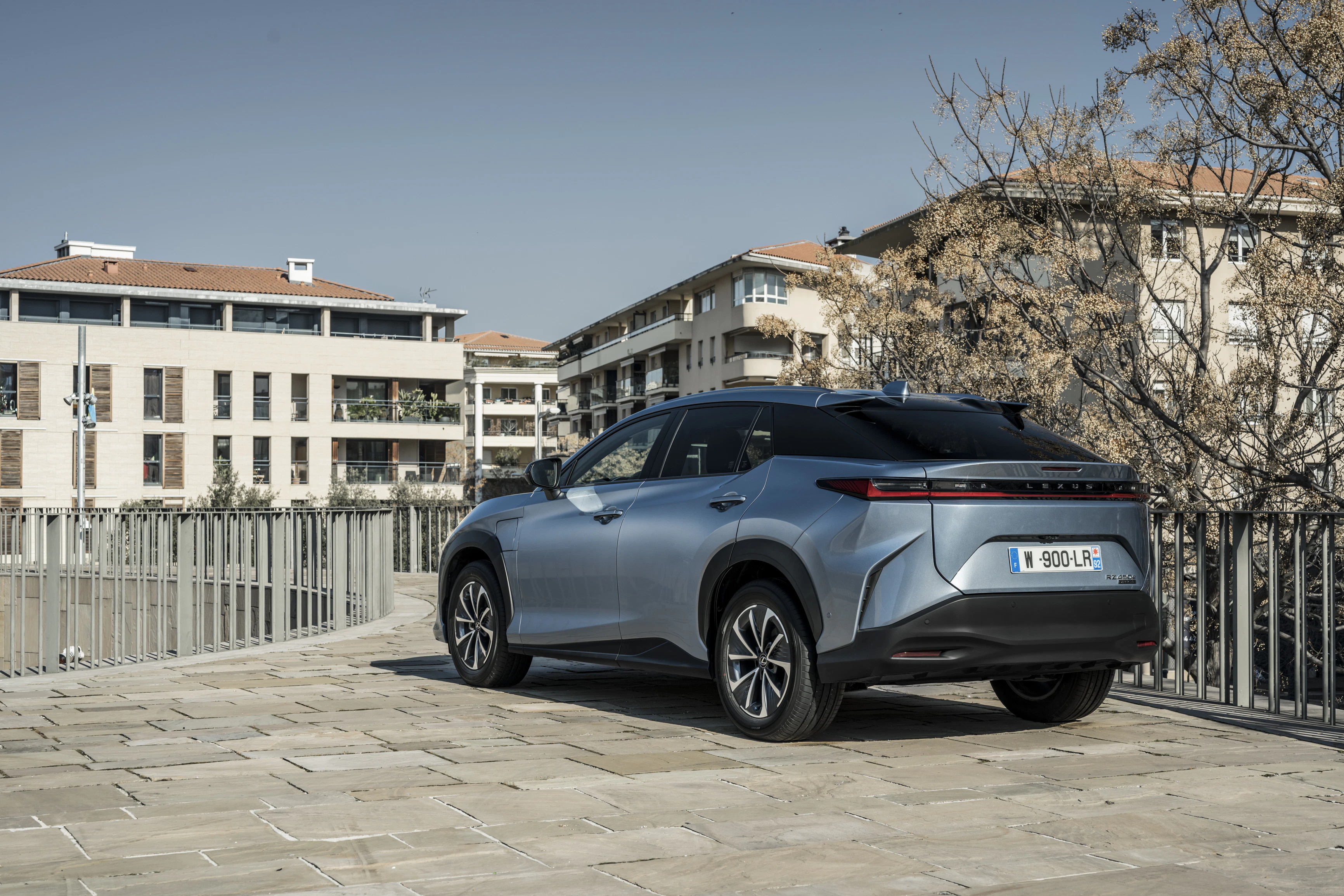 Lexus RZ statisch Heck
