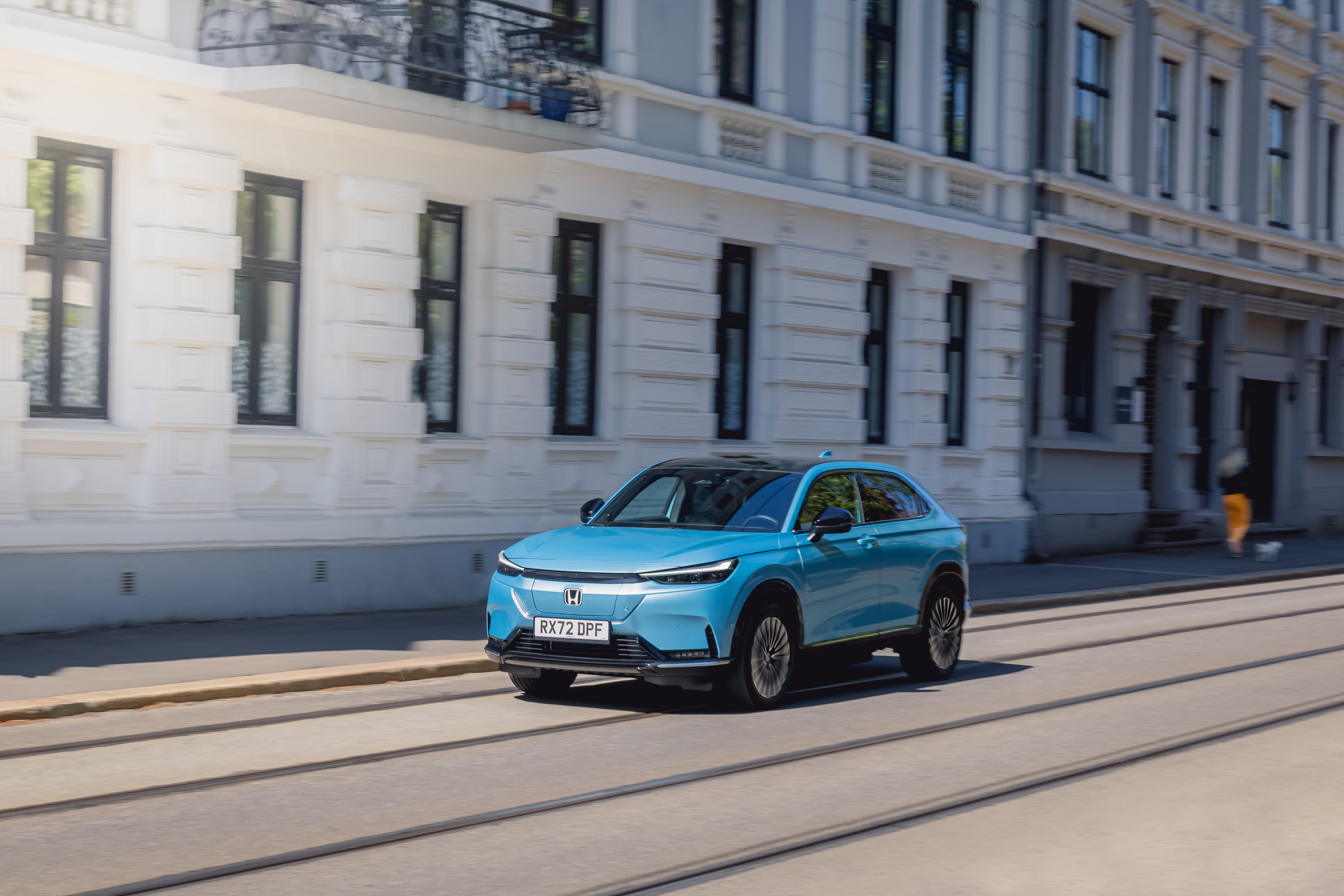 Ein Honda eny1 fährt durch die Stadt