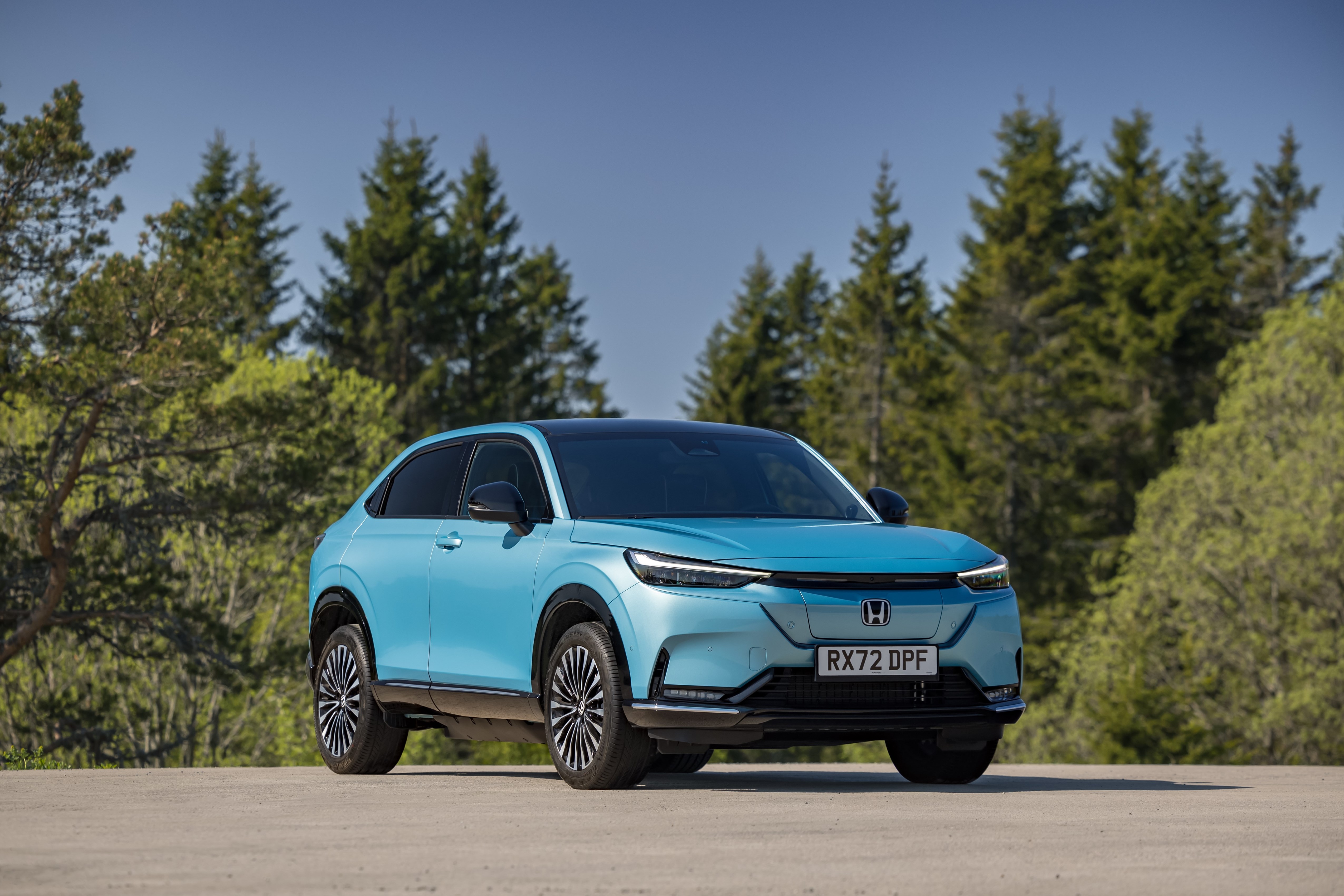 Honda eny1 parkt auf Asphalt