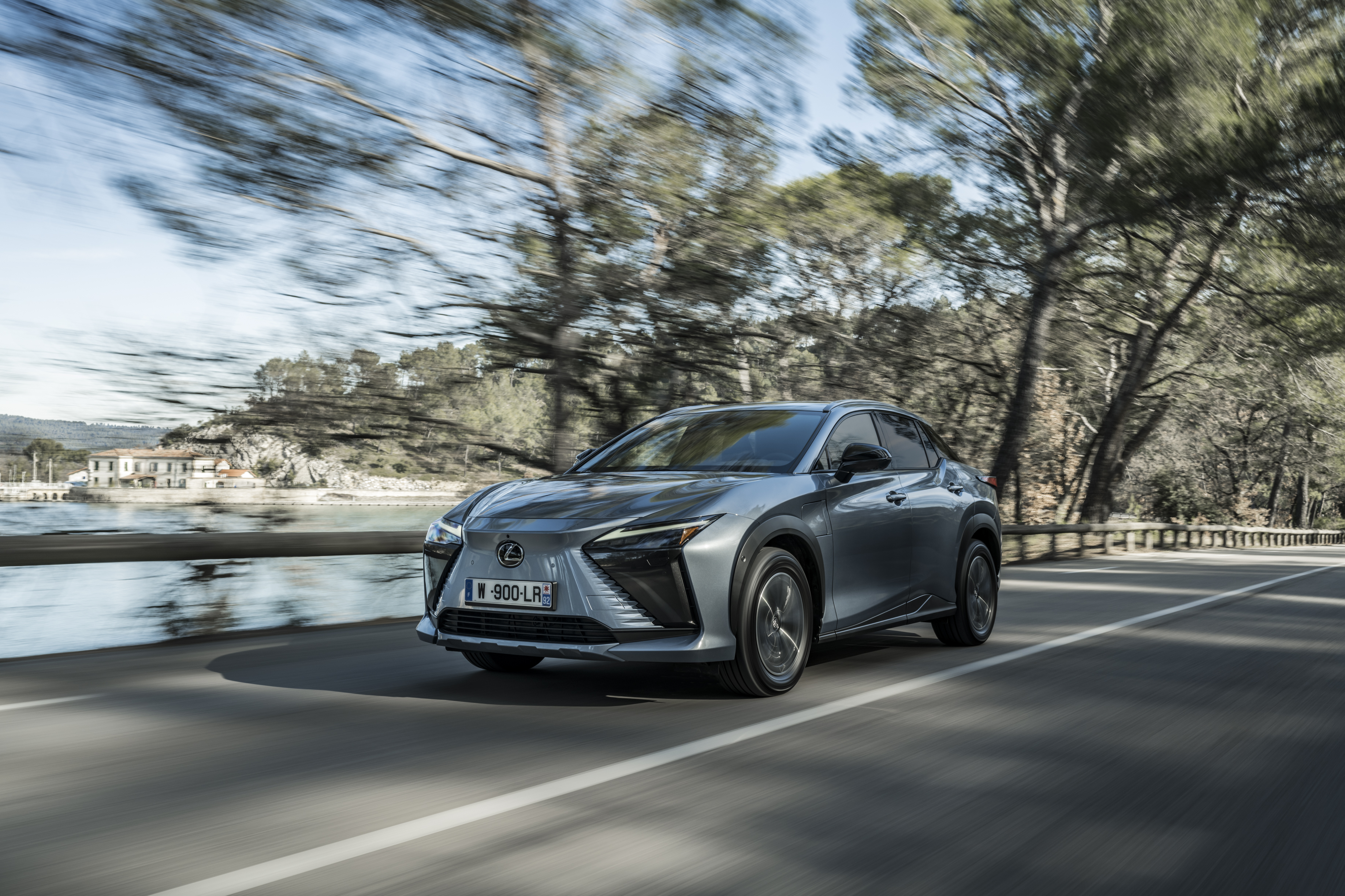 Lexus RZ fährt auf der Landstraße