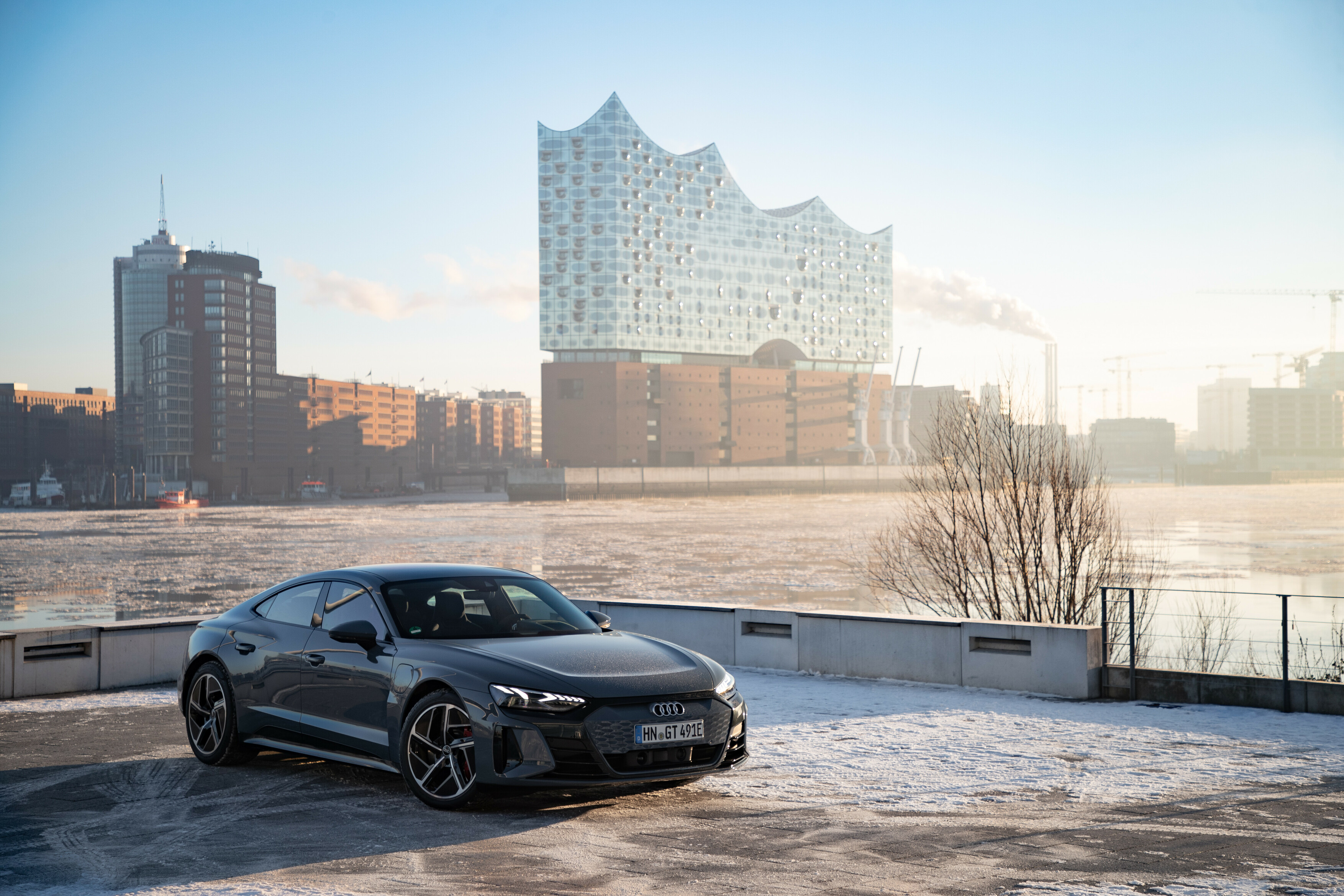 Audi e-tron GT parkt in Hamburg
