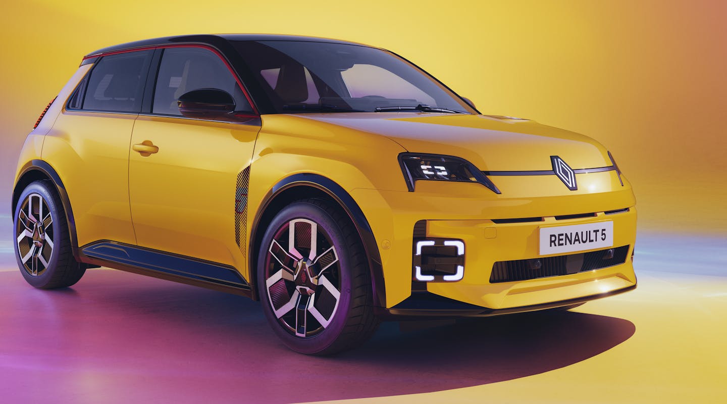 Renault R5 parkt auf einer Showbühne